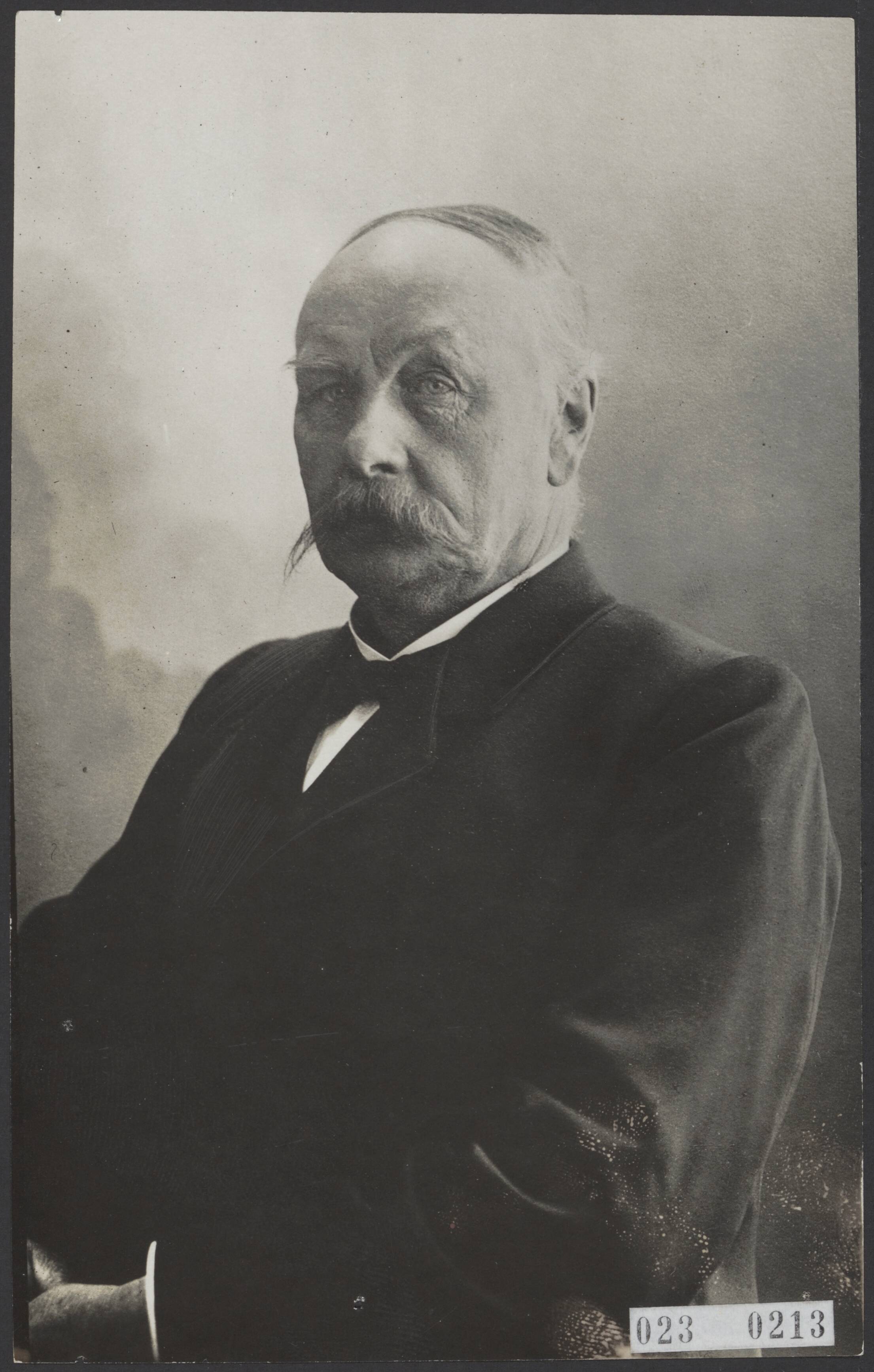 Fotocollectie Elsevier Binnenland — Derk R. Mansholt (1842-1921), landbouwer, voorzitter van de Groninger Maatschappij van Landbouw en mede-oprichter van het Nederlandsch Landbouwcomiteì; bevriend met Multatuli; werkte mee aan het Groninger Weekblad, bestuurslid van het Provinciaal Comiteì voor Algemeen Stemrecht en mede-oprichter van de Nederlandsche Bond voor Landnationalisatie — Foto: Fotopersbureau "Holland". Licentie: Set B: Rechtenvrij / Publiek Domein. Bron: Nationaal Archief. http://hdl.handle.net/10648/add4208c-d0b4-102d-bcf8-003048976d84