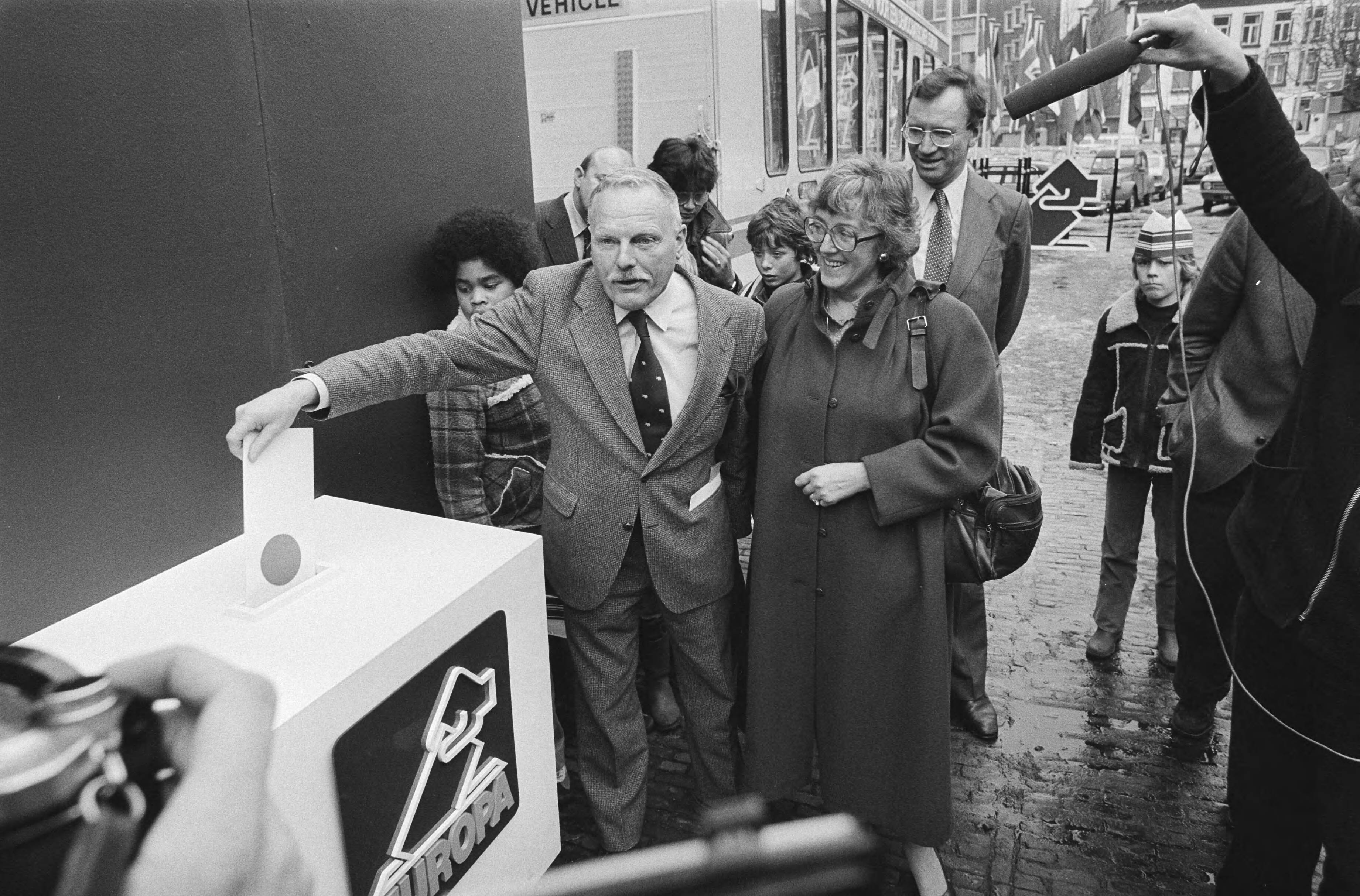 Fotocollectie Anefo — Den Haag , startsein voorlichtingstoernee voor Europese verkiezingen in juni a.s.; — Foto: Croes, Rob C. / Anefo. Licentie: Set B: Rechtenvrij / Publiek Domein. Bron: Nationaal Archief. http://hdl.handle.net/10648/acc35802-d0b4-102d-bcf8-003048976d84