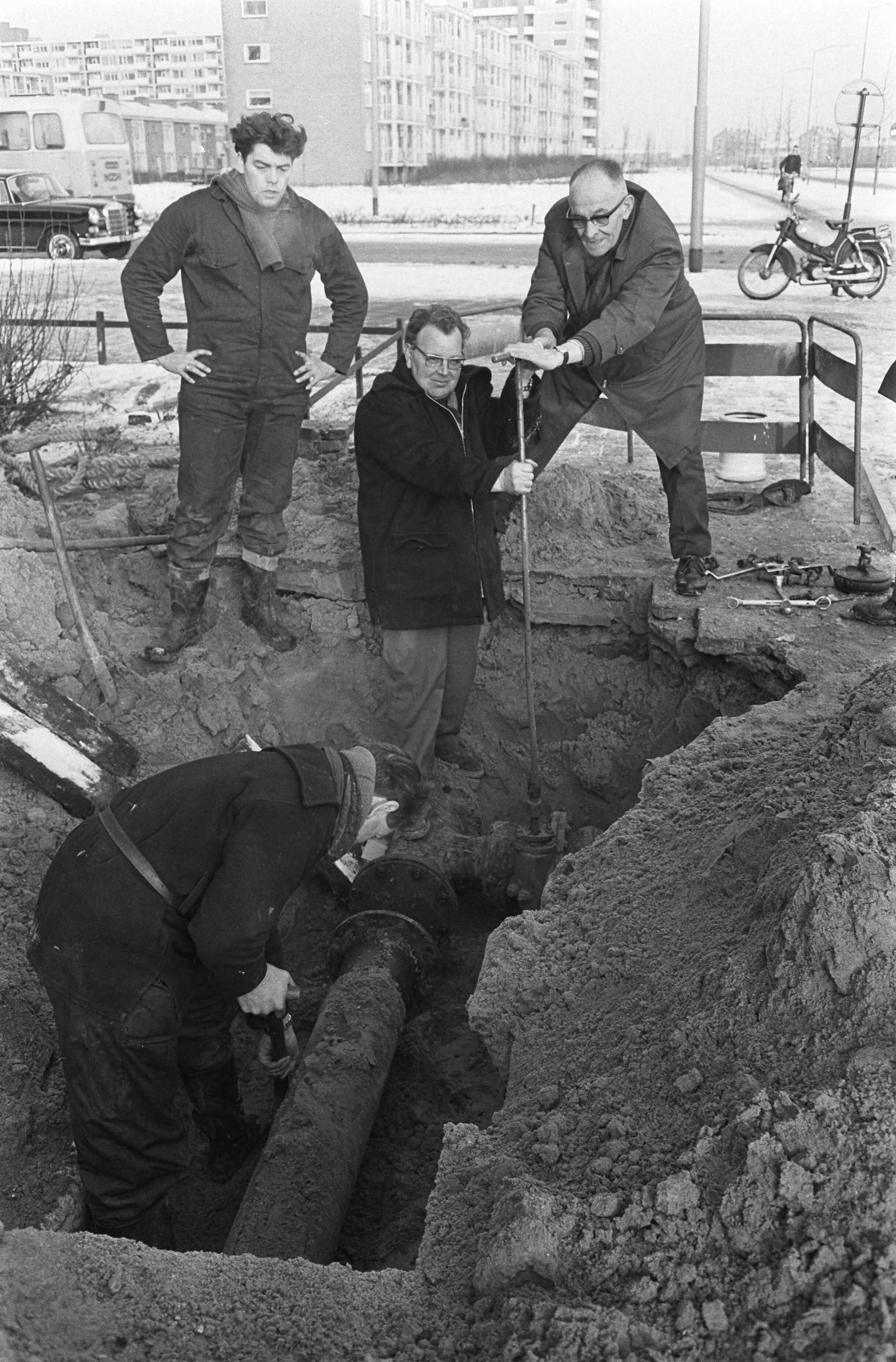 Fotocollectie Anefo — Aardgasleiding gesprongen in Haarlem — Foto: Koch, Eric / Anefo. Licentie: Set B: Rechtenvrij / Publiek Domein. Bron: Nationaal Archief. http://hdl.handle.net/10648/ab32374c-d0b4-102d-bcf8-003048976d84