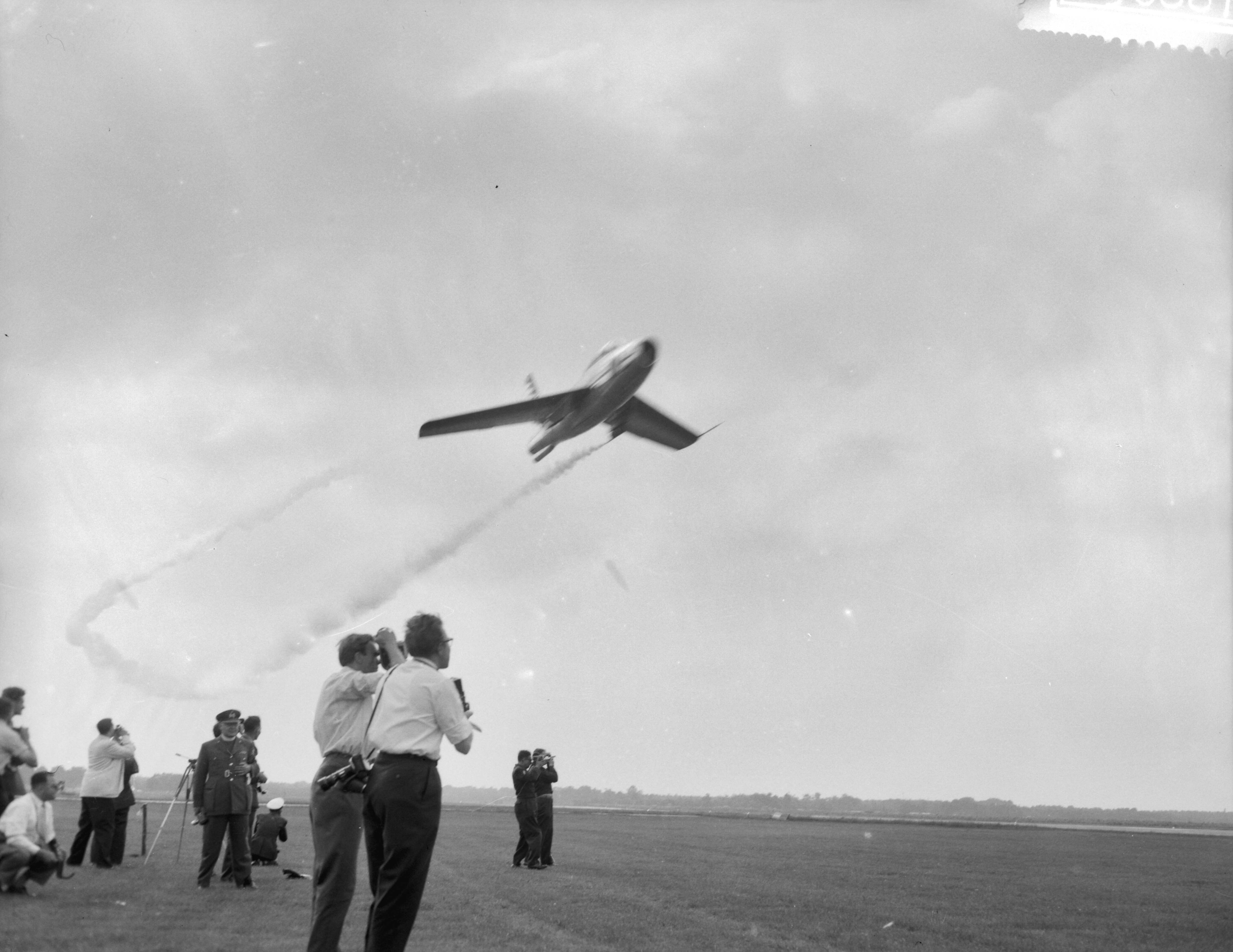 Fotocollectie Anefo — Vliegfeest op Soesterberg t.g.v. het 45-jarig bestaan van de Koninklijke Luchtmacht. Het voorvliegen der verschillende vliegtuigen. Een straaljager — Foto: Noske, J.D. / Anefo. Licentie: Set B: Rechtenvrij / Publiek Domein. Bron: Nationaal Archief. http://hdl.handle.net/10648/a97fd4d6-d0b4-102d-bcf8-003048976d84