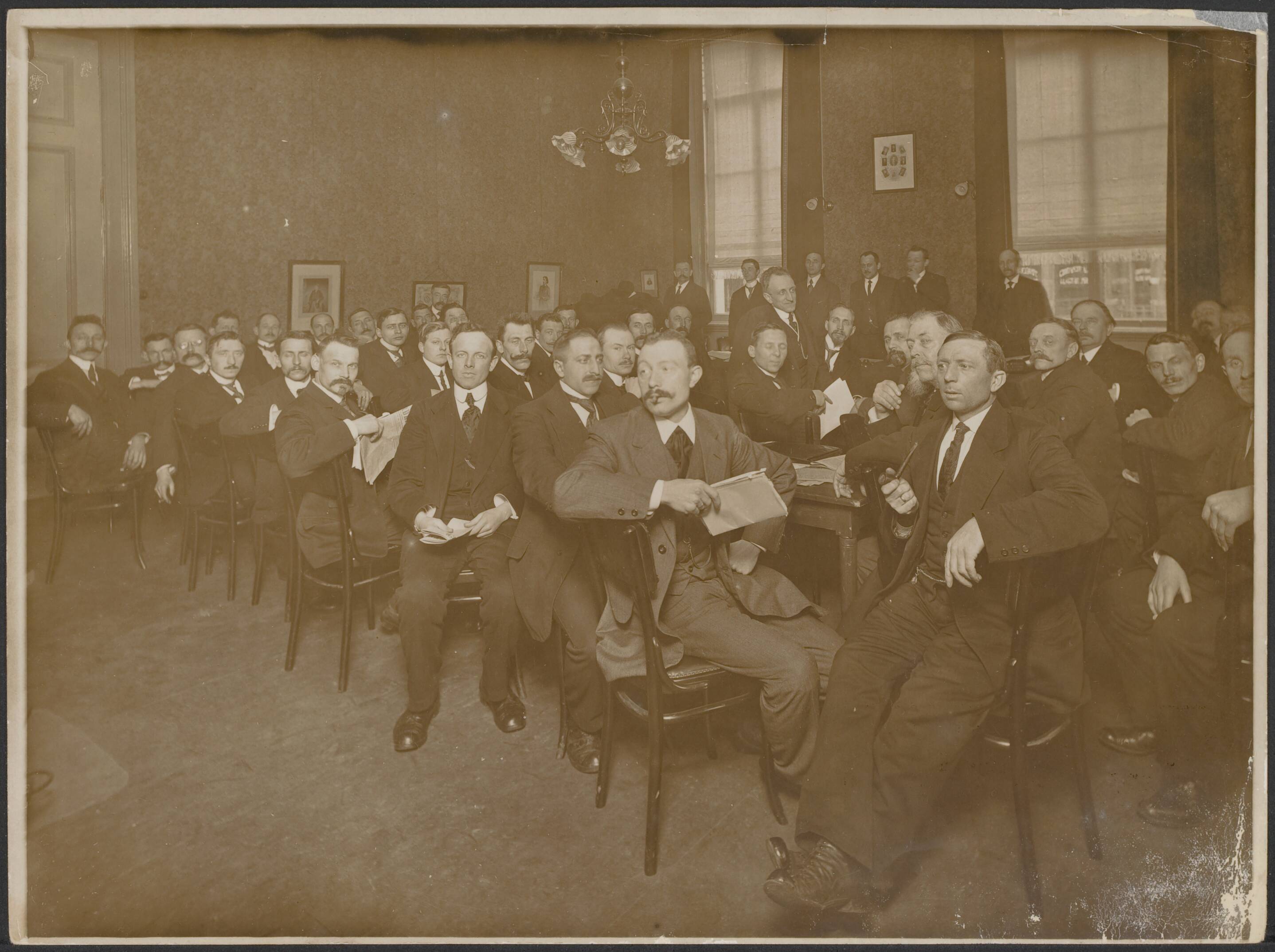 Fotocollectie Eerste Wereldoorlog — "Buitengewone algemene vergadering van het Christelijk Nationaal Vakverbond op 23 Januari [1918] in het Gebouw voor Kunsten en Wetenschappen te Utrecht gehouden." — Foto: N.V. Vereenigde Fotobureaux. Licentie: Set B: Rechtenvrij / Publiek Domein. Bron: Nationaal Archief. http://hdl.handle.net/10648/af980e74-d0b4-102d-bcf8-003048976d84