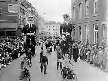 Fotocollectie Anefo — Carnavaloptocht in Maastricht — Foto: Rossem, Wim van / Anefo. Licentie: Set B: Rechtenvrij / Publiek Domein. Bron: Nationaal Archief. http://hdl.handle.net/10648/a9759944-d0b4-102d-bcf8-003048976d84