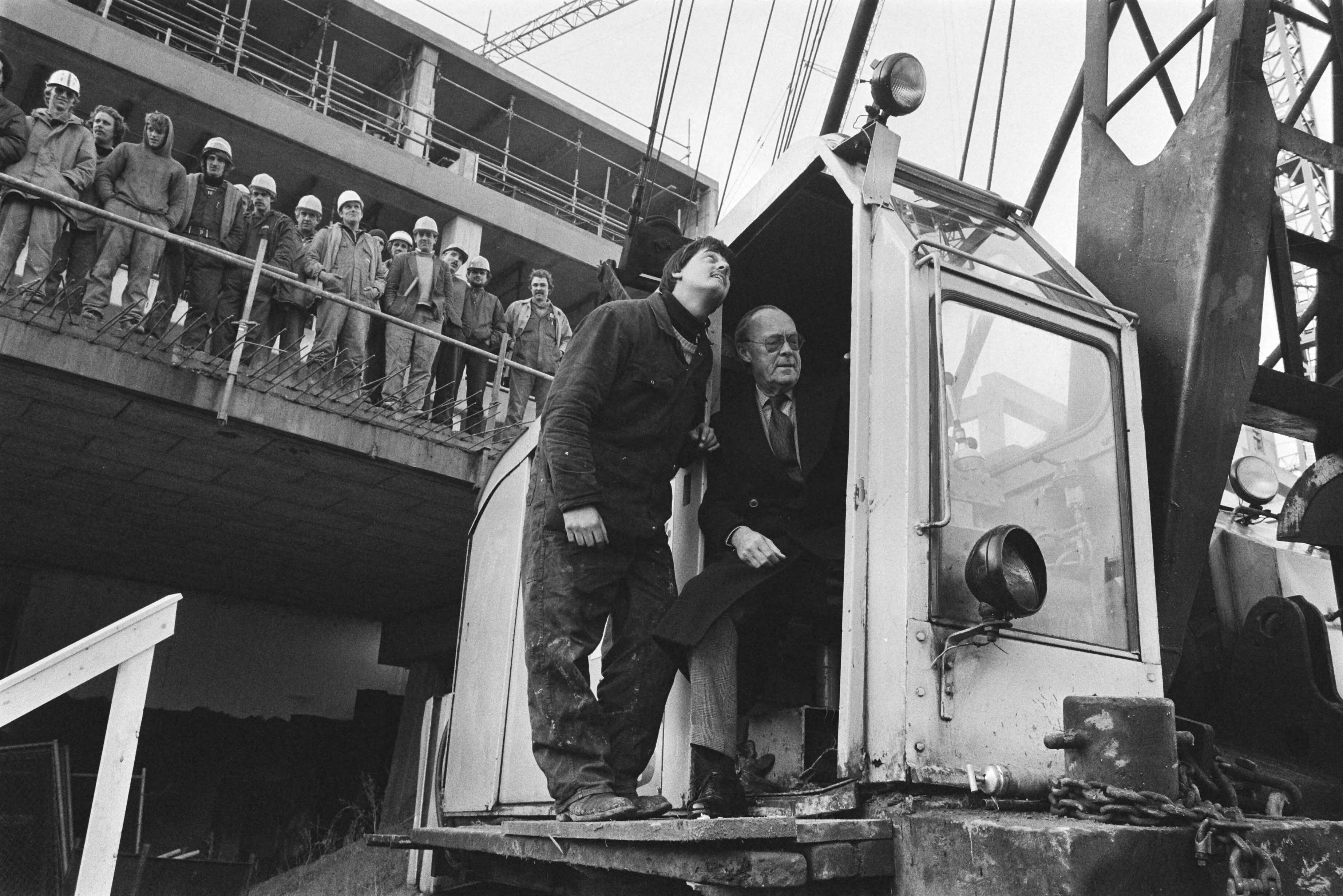 Fotocollectie Anefo — Prins Bernhard slaat eerste paal in Zoetermeer voor uitvoeringsfase twee van het stadscentrum; Prins Bernhard in de kraan — Foto: Croes, Rob C. / Anefo. Licentie: Set B: Rechtenvrij / Publiek Domein. Bron: Nationaal Archief. http://hdl.handle.net/10648/ad3288c6-d0b4-102d-bcf8-003048976d84