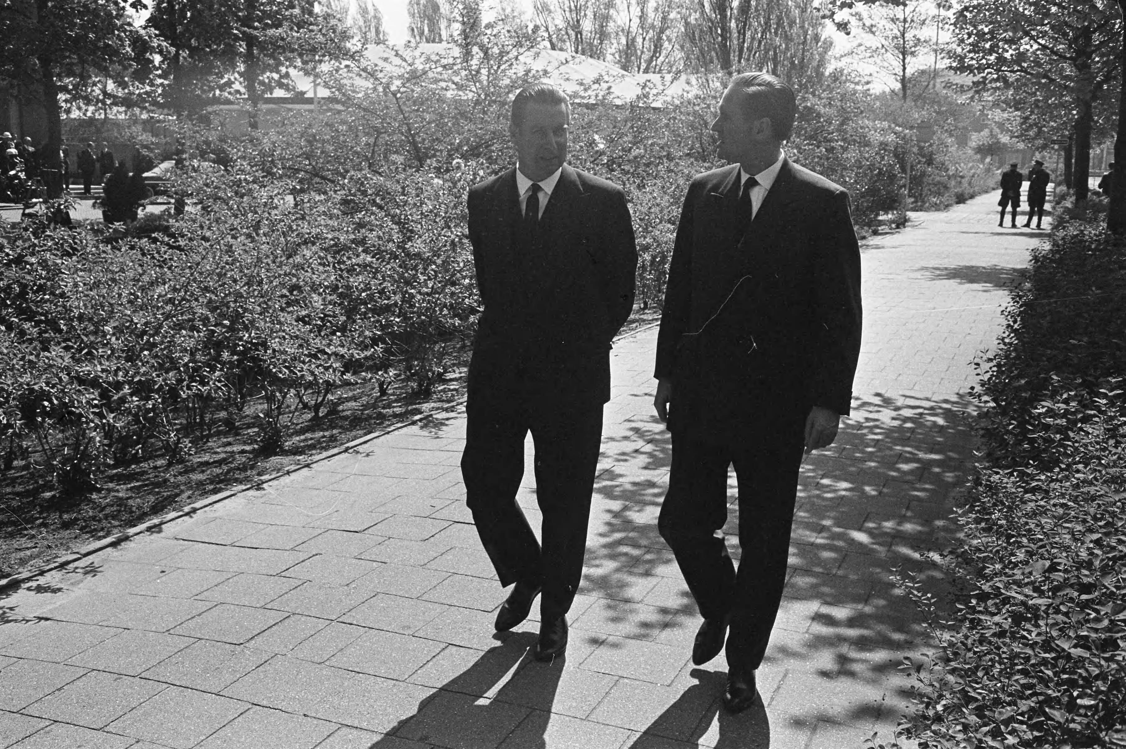 Fotocollectie Anefo — Opening NATO conferentie te Den Haag , Schroder en prof. Carlsen — Foto: Pot, Harry / Anefo. Licentie: Set B: Rechtenvrij / Publiek Domein. Bron: Nationaal Archief. http://hdl.handle.net/10648/aa68e2ca-d0b4-102d-bcf8-003048976d84
