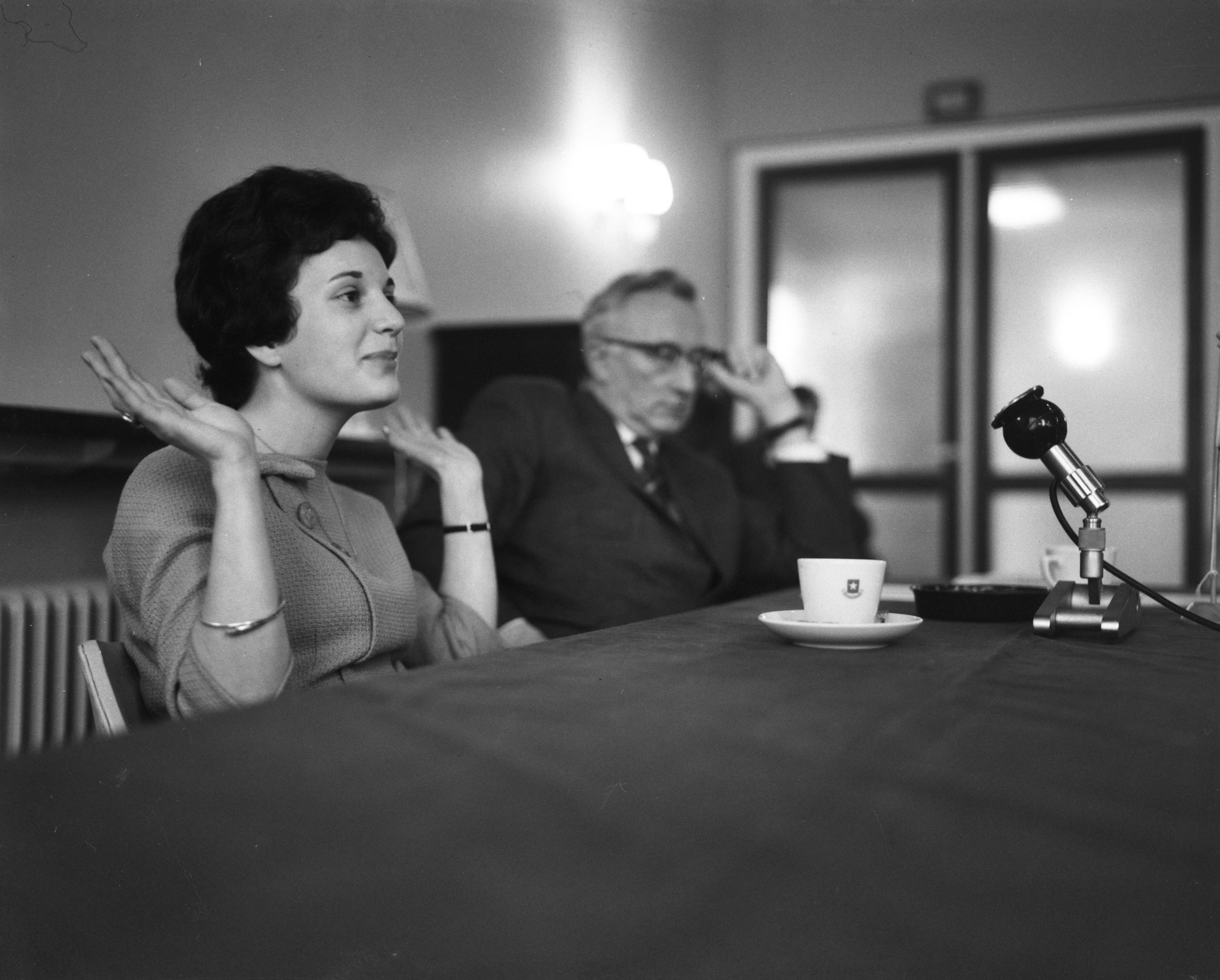 Fotocollectie Anefo — Persconferentie van Anneke Beekman in Maastricht. Anneke weigert te antwoorden. Naast haar mr. De Kort — Foto: Koch, Eric / Anefo. Licentie: Set B: Rechtenvrij / Publiek Domein. Bron: Nationaal Archief. http://hdl.handle.net/10648/a9eecb70-d0b4-102d-bcf8-003048976d84