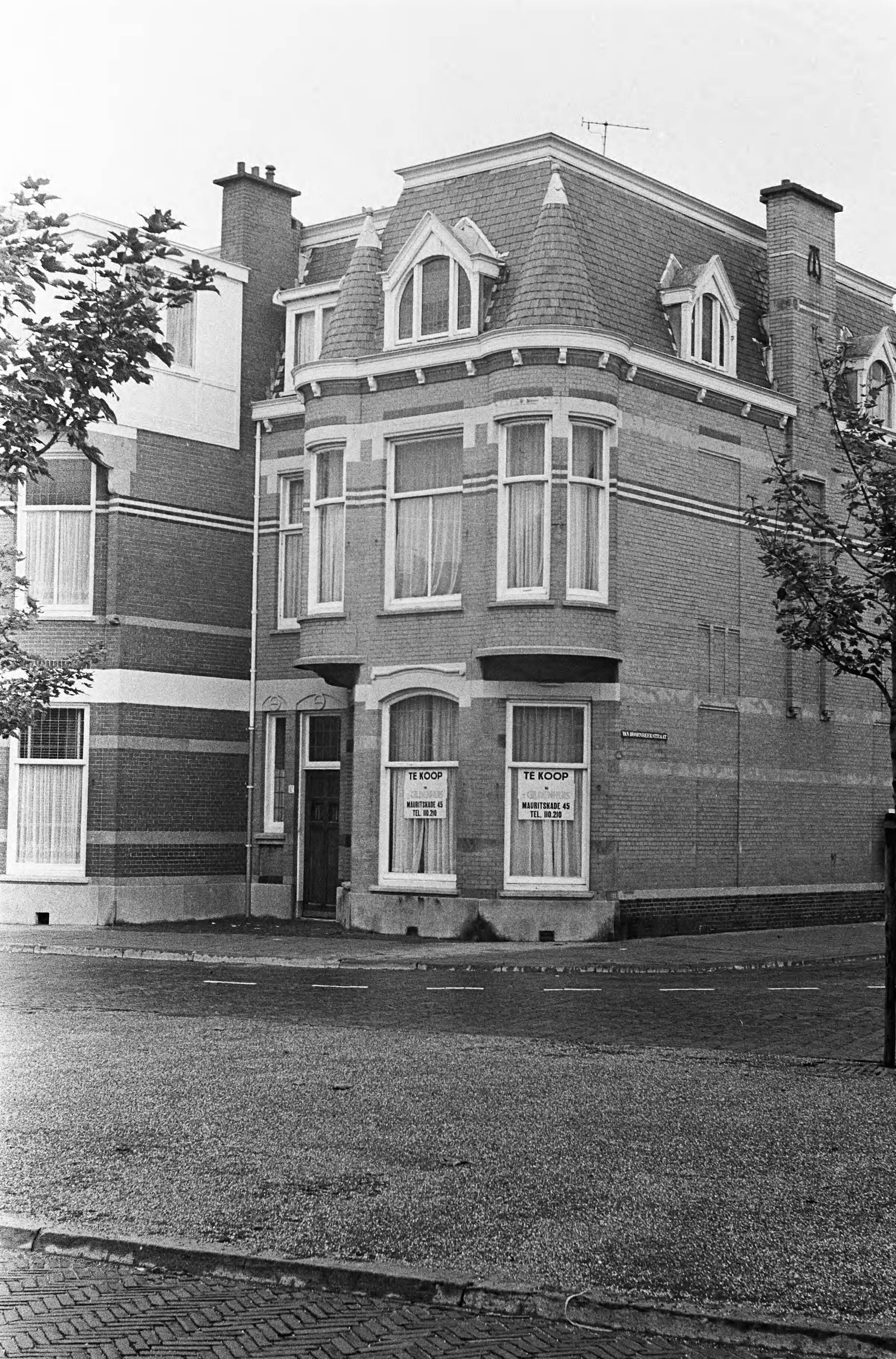 Fotocollectie Anefo — De ambtswoning van de Chinese zaakgelastigde op de Adriaan Goekooplaan te Den Haag door politie bewaakt — Foto: Voets, Jan / Anefo. Licentie: Set B: Rechtenvrij / Publiek Domein. Bron: Nationaal Archief. http://hdl.handle.net/10648/aaf32d04-d0b4-102d-bcf8-003048976d84