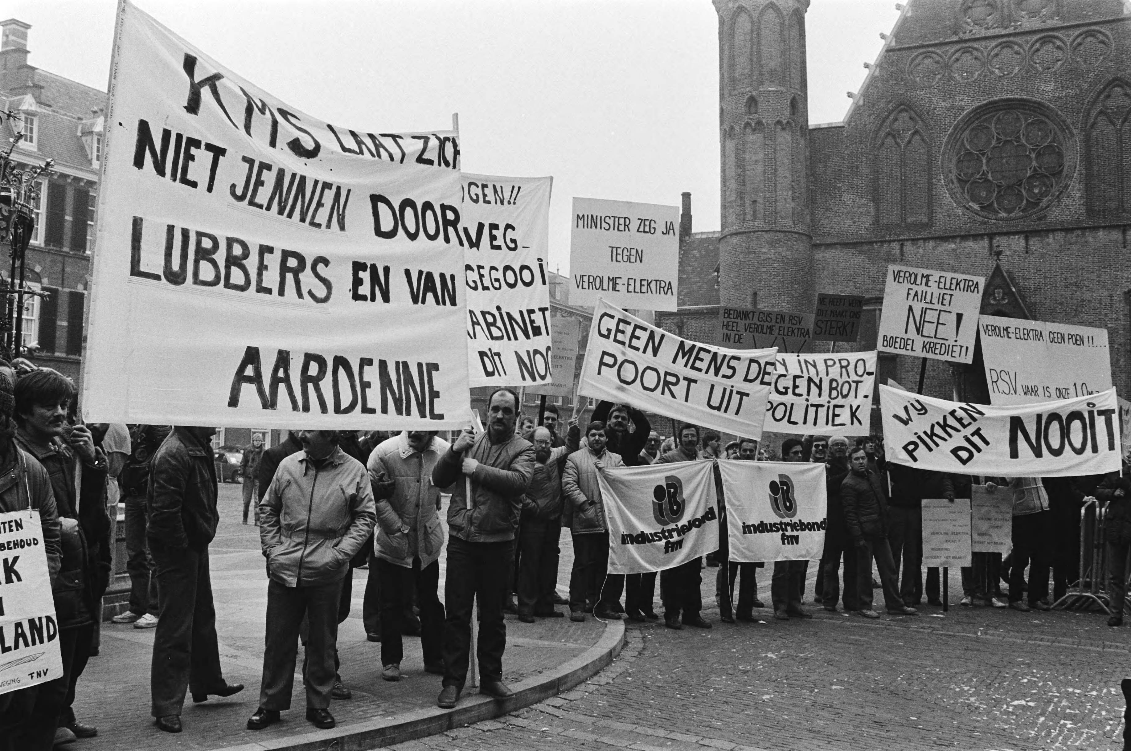 Demonstratie van RSV-werknemers op het Binnenhof in Den Haag tegen verlies aan werkgelegenheid — RSV|Den Haag|Zuid-Holland|werknemers |betogingen |spandoeken |scheepswerven |machinefabrieken |bedrijfssluitingen|Binnenhof — Foto: Antonisse, Marcel / Anefo. Licentie: Set B: Rechtenvrij / Publiek Domein. Bron: Nationaal Archief. http://hdl.handle.net/10648/ad259b3e-d0b4-102d-bcf8-003048976d84