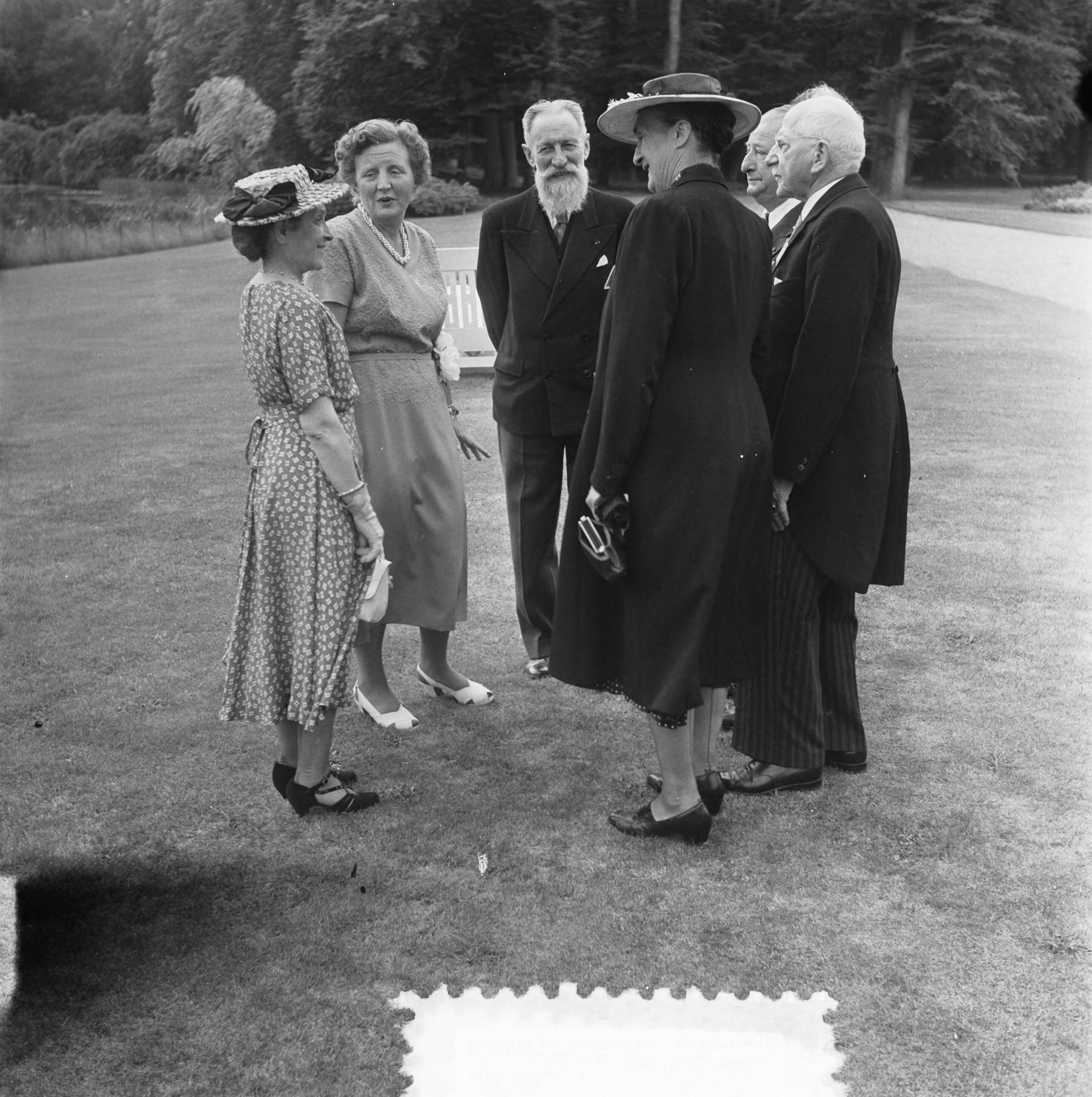 Koningin Juliana heeft op paleis Soestdijk deelnemers ontvangen aan het congres voor historici en museumdirecteuren te Amsterdam — Foto: Noske, J.D. / Anefo. — Licentie: Set B: Rechtenvrij / Publiek Domein. Bron: Nationaal Archief. http://hdl.handle.net/10648/a8fd8062-d0b4-102d-bcf8-003048976d84