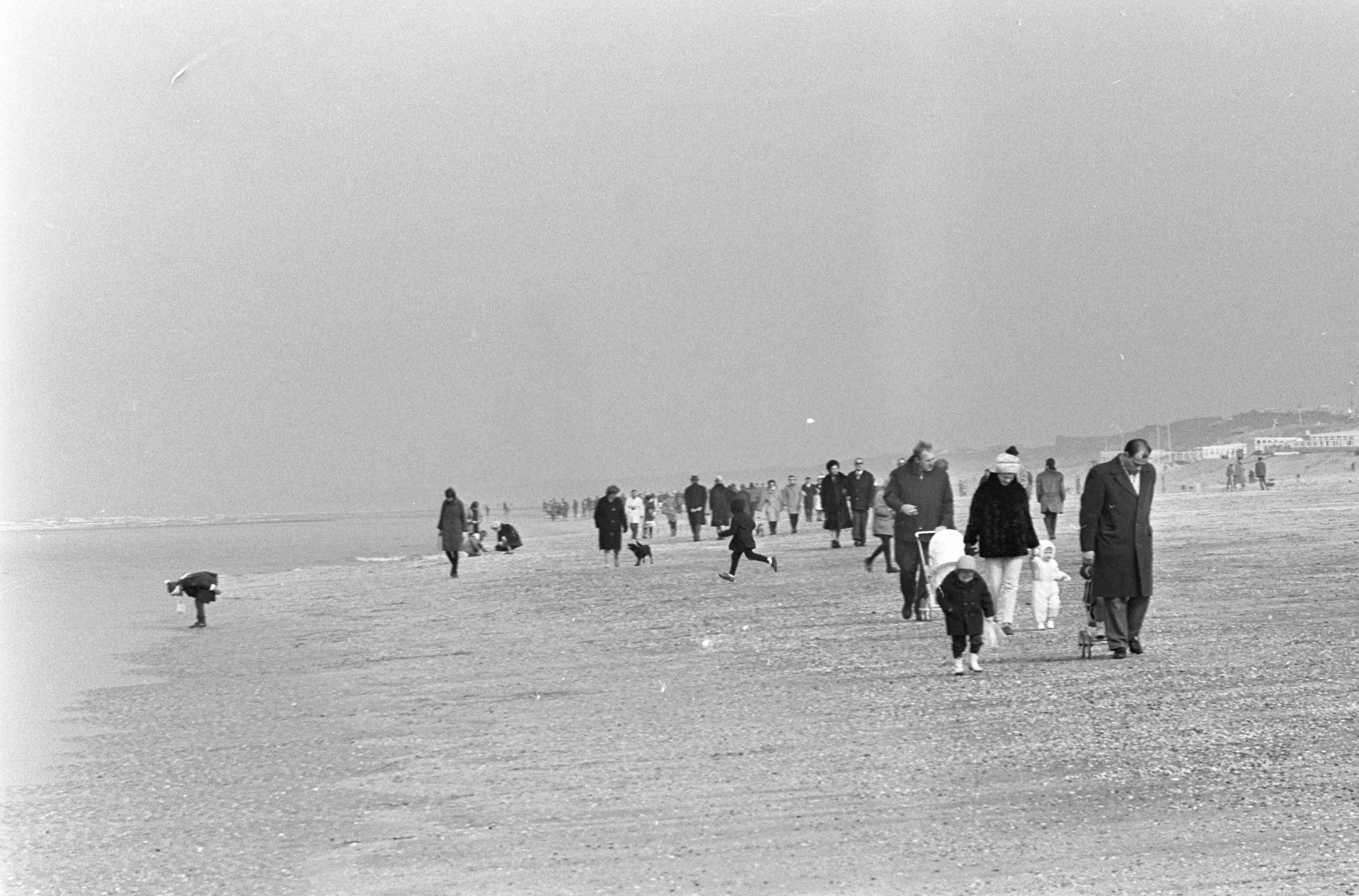 Fotocollectie Anefo — Wandelaars op het strand van Zandvoort — Foto: Evers, Joost / Anefo. Licentie: Set B: Rechtenvrij / Publiek Domein. Bron: Nationaal Archief. http://hdl.handle.net/10648/aa97471e-d0b4-102d-bcf8-003048976d84