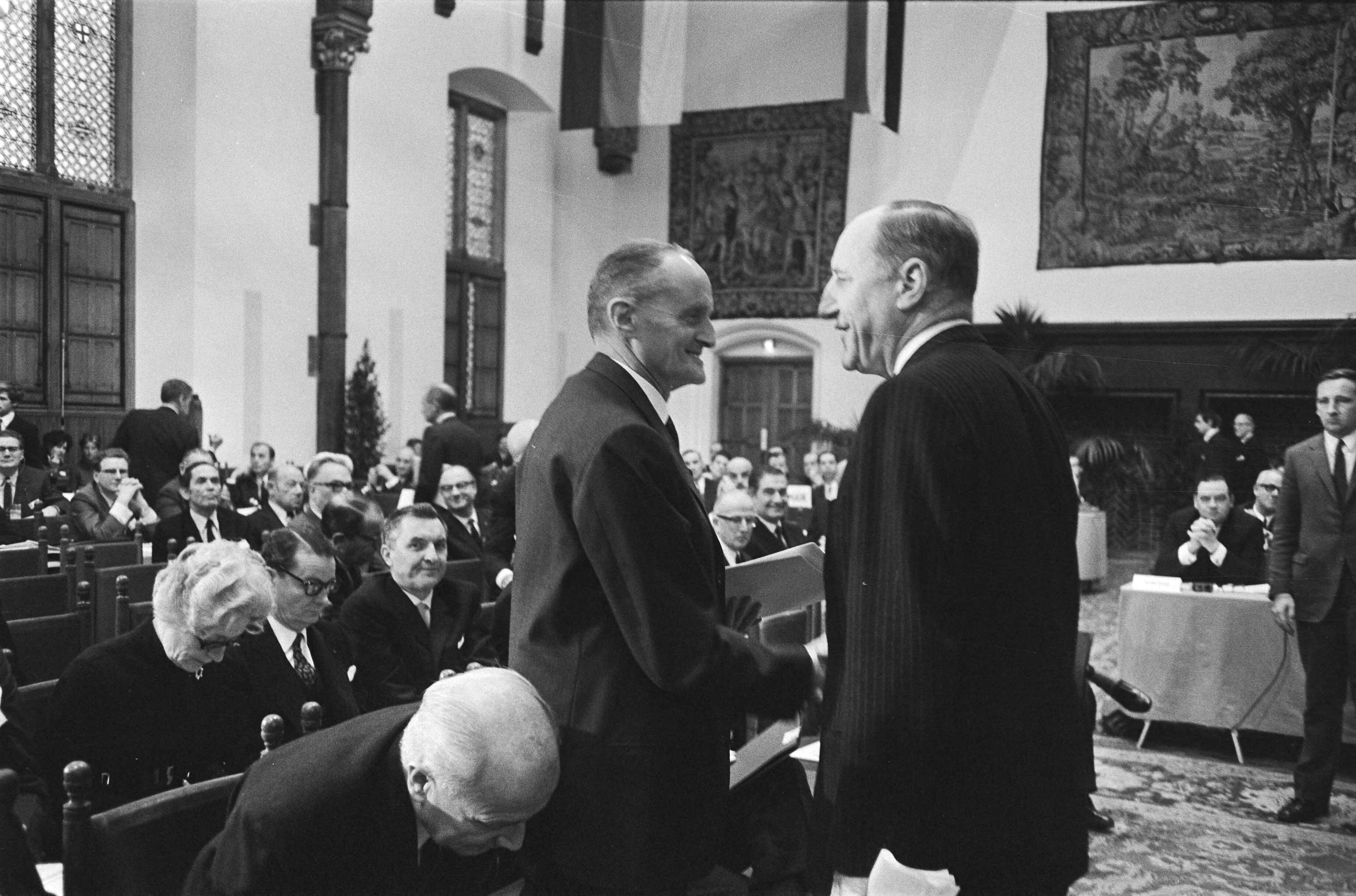 Fotocollectie Anefo — NATO Parlement bijeen in Ridderzaal, Den Haag — Foto: Koch, Eric / Anefo. Licentie: Set B: Rechtenvrij / Publiek Domein. Bron: Nationaal Archief. http://hdl.handle.net/10648/aba97316-d0b4-102d-bcf8-003048976d84