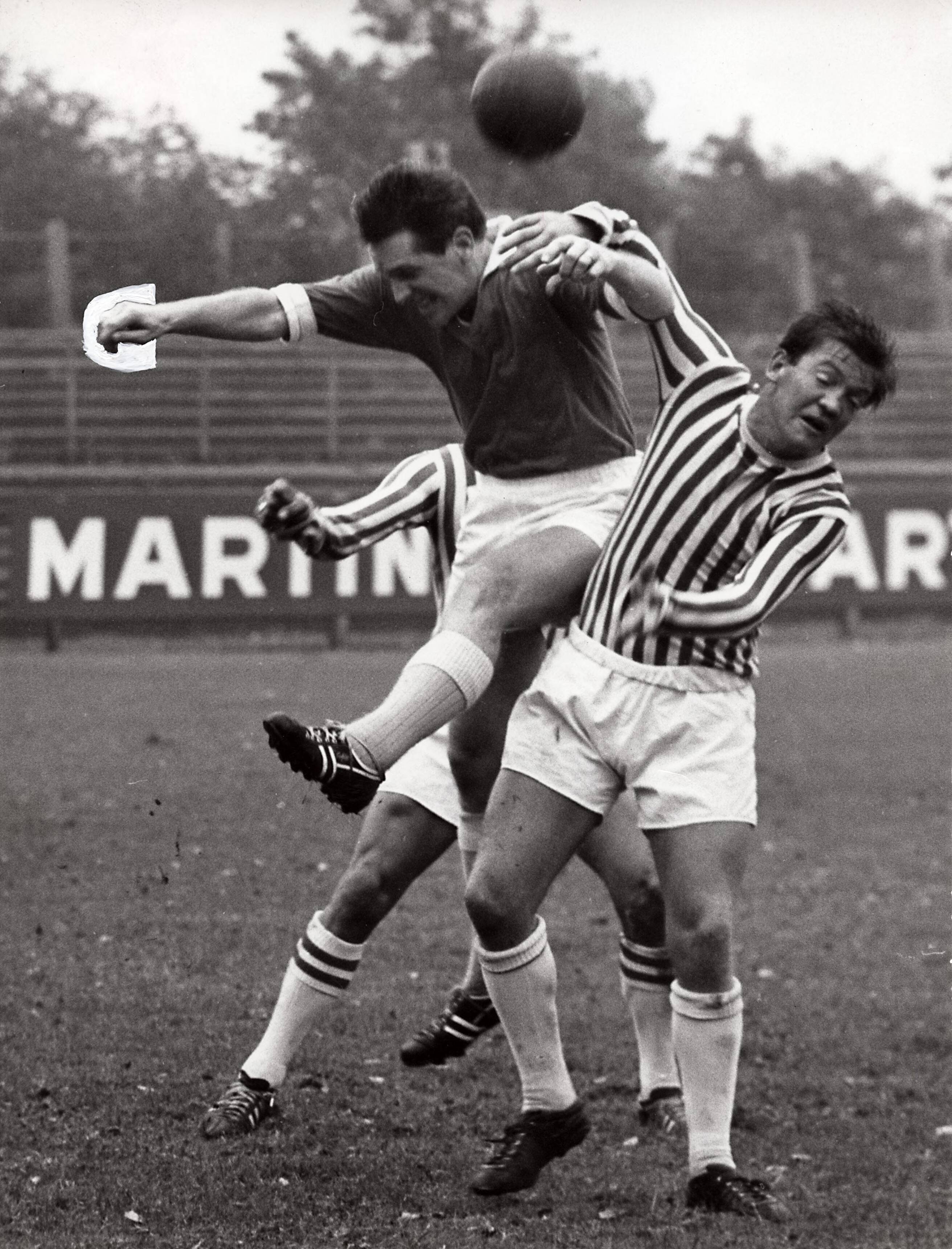 Sportactiviteiten personeel Drukkerij N.V. De Spaarnestad / Voetbal, o.a. F.C. Panorama — Serie: Voetbalwedstrijd Spaarnestad - Daily Express, september 1964, spelmoment — Foto: Fotograaf Onbekend / Spaarnestad / Spaarnestad Photo (05887). Licentie: Set B: Rechtenvrij / Publiek Domein. Bron: Nationaal Archief. http://hdl.handle.net/10648/35429da6-3eea-a382-e063-6df0900a6686