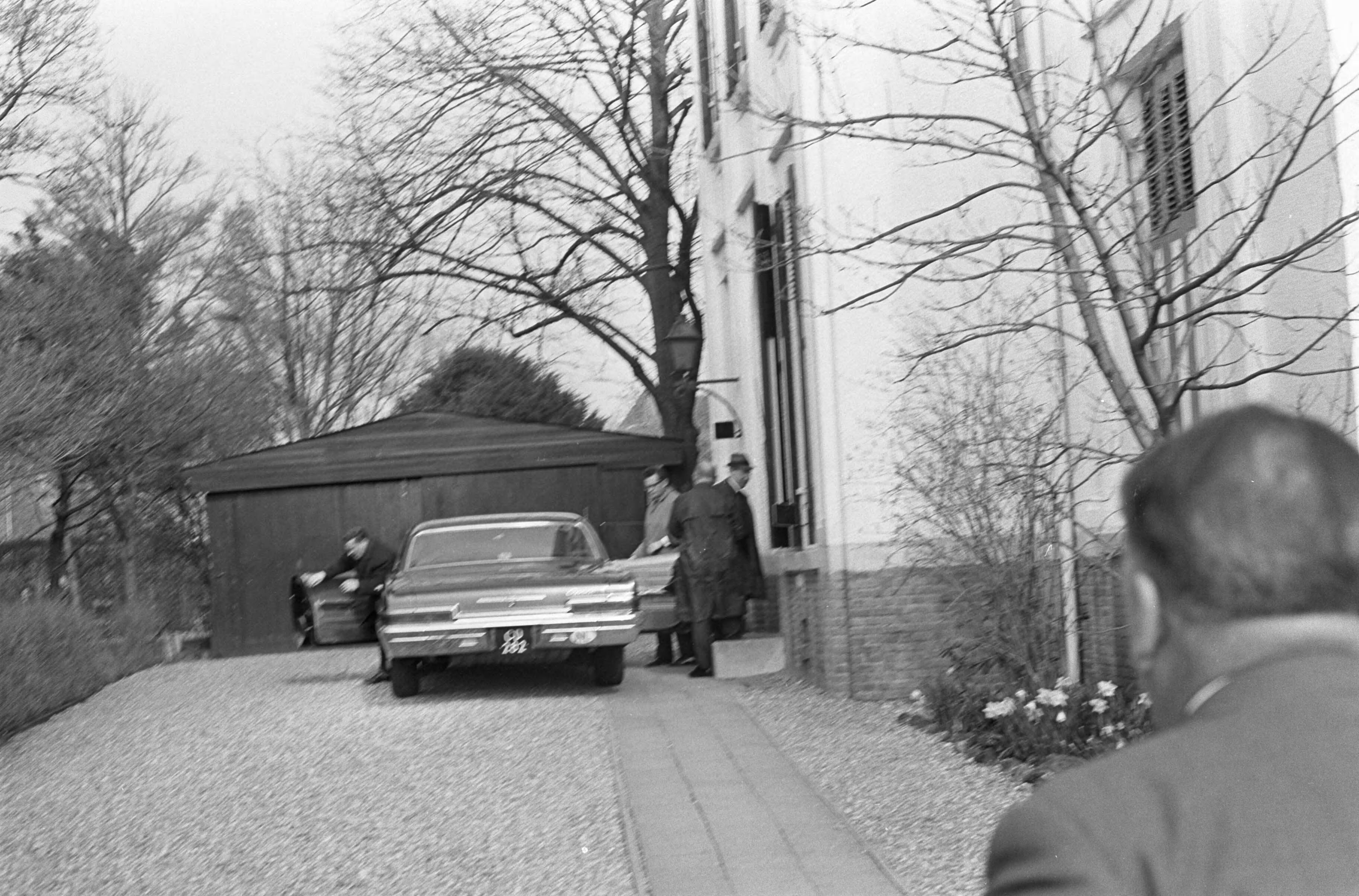 Fotocollectie Anefo — Rus Gloukhov ontslagen uit Huis van Bewaring te Den Haag nummer 17 bordje Russische ambassade — Foto: Kroon, Ron / Anefo. Licentie: Set B: Rechtenvrij / Publiek Domein. Bron: Nationaal Archief. http://hdl.handle.net/10648/ab15b856-d0b4-102d-bcf8-003048976d84