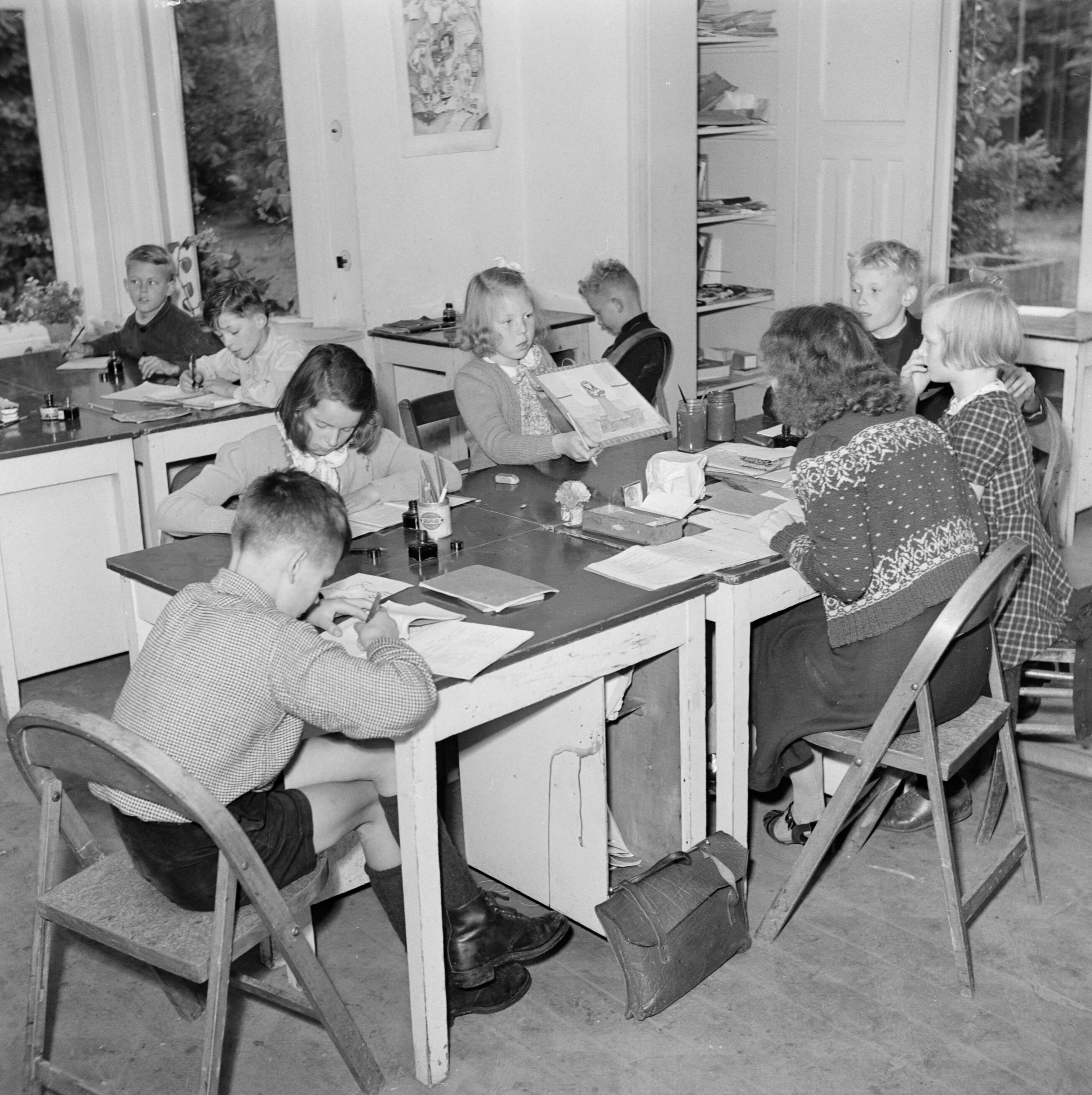 Prinses Beatrix en prinses Irene op de Werkplaats Kindergemeenschap van Kees Boeke te Bilthoven — Prinses Beatrix en andere leerlingen aan het waterverven — Foto: Poll, Willem van de. Licentie: Set B: Rechtenvrij / Publiek Domein. Bron: Nationaal Archief. http://hdl.handle.net/10648/aee82838-d0b4-102d-bcf8-003048976d84