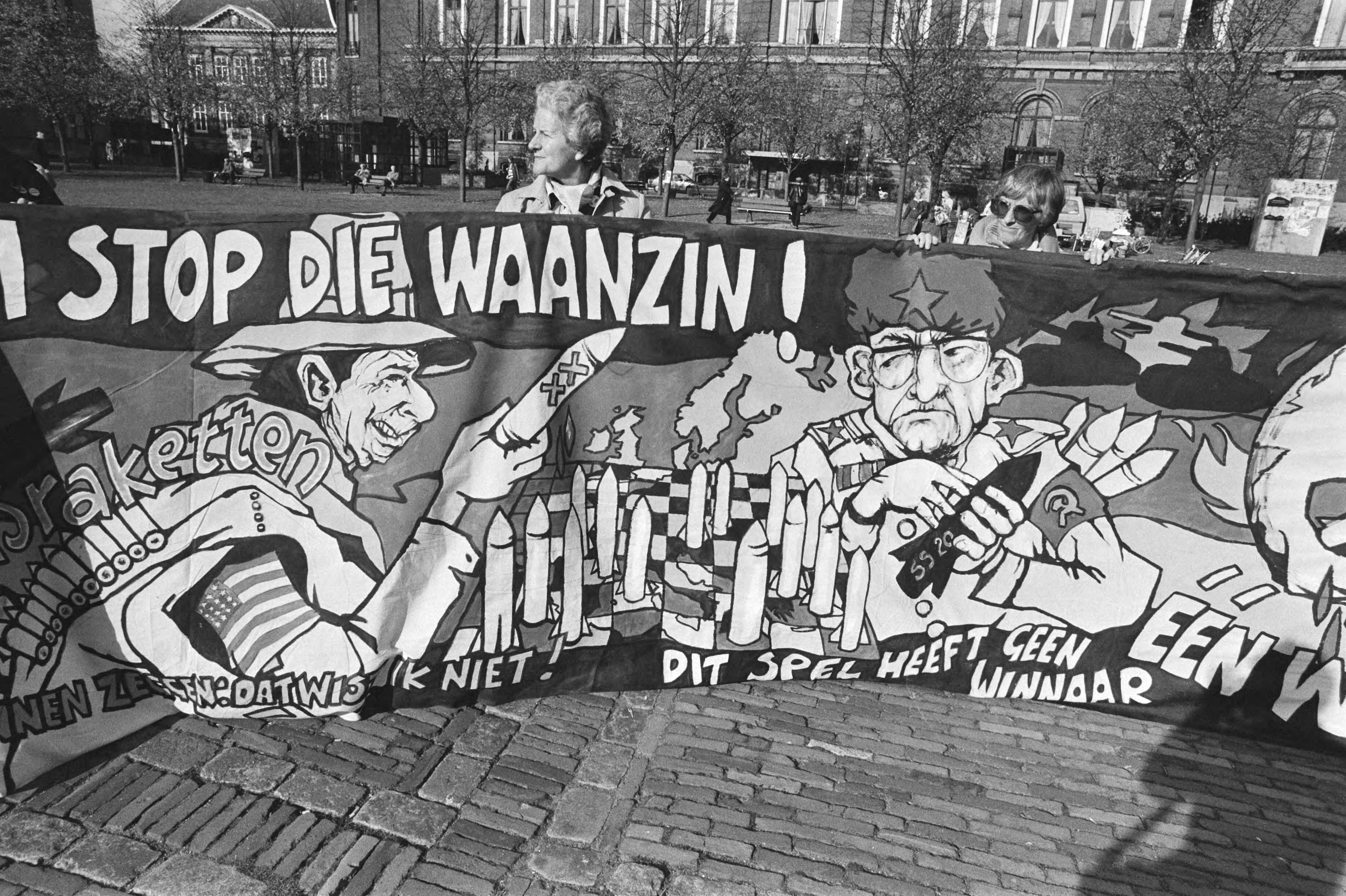Fotocollectie Anefo — Vrouwen tegen kernwapens met een spandoek op Het Plein in Den Haag — Foto: Bogaerts, Rob / Anefo. Licentie: Set B: Rechtenvrij / Publiek Domein. Bron: Nationaal Archief. http://hdl.handle.net/10648/ad2fc884-d0b4-102d-bcf8-003048976d84