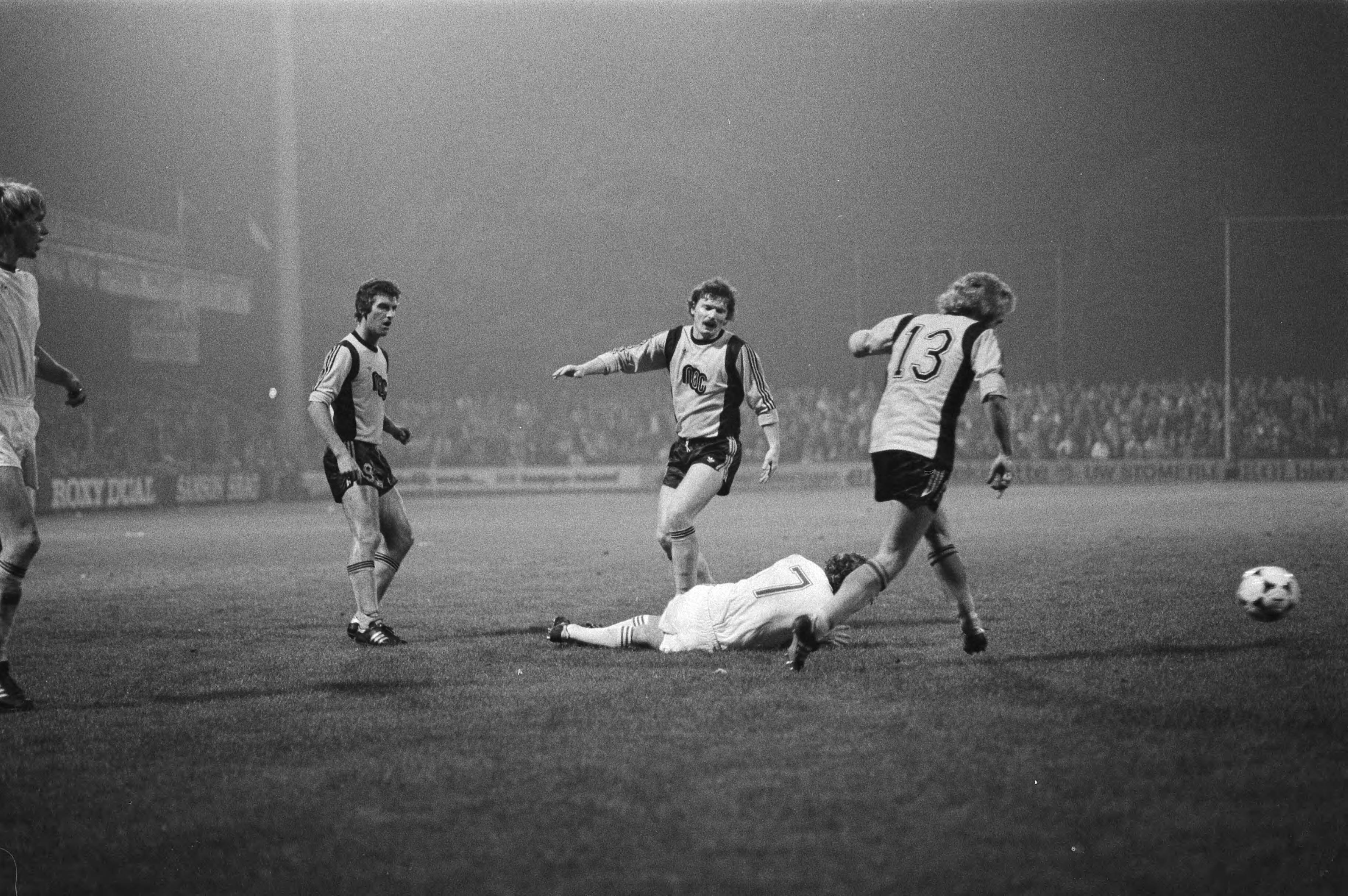 NAC-Feijenoord gestaakt bij de stand 2-2 — Wim Jansen (Feijenoord) wordt ten val gebracht en krijgt een penalty — Foto: Suyk, Koen / Anefo. Licentie: Set B: Rechtenvrij / Publiek Domein. Bron: Nationaal Archief. http://hdl.handle.net/10648/acd259c4-d0b4-102d-bcf8-003048976d84