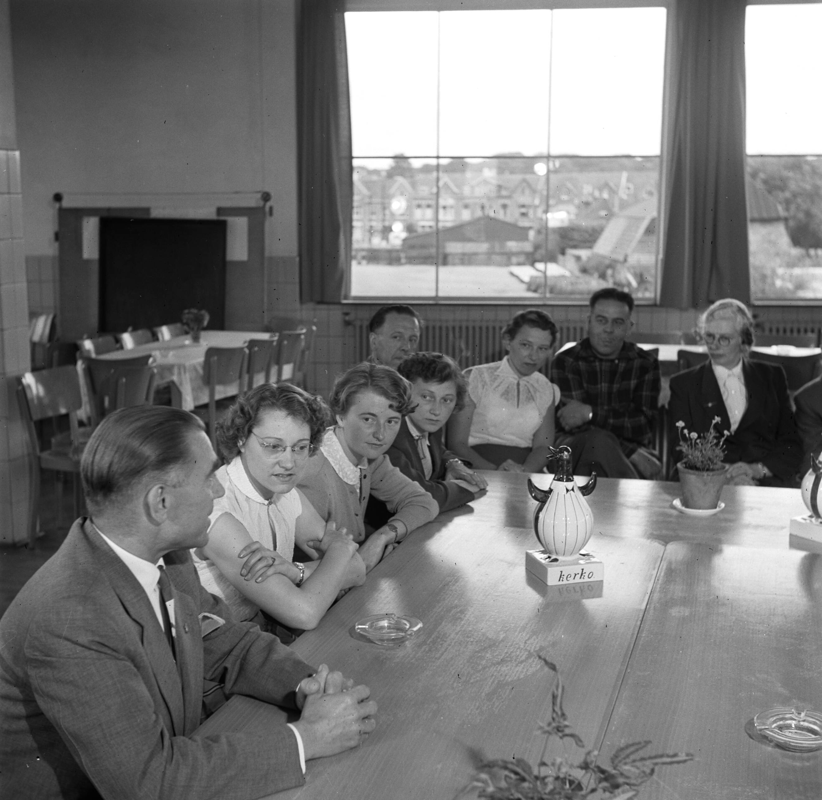 Reportage Kerko Haarlem — Bespreking met het personeel (de Pinguin-club) bij overhemdenbedrijf Kerko — Foto: Poll, Willem van de. Licentie: Set B: Rechtenvrij / Publiek Domein. Bron: Nationaal Archief. http://hdl.handle.net/10648/aecbdc5a-d0b4-102d-bcf8-003048976d84