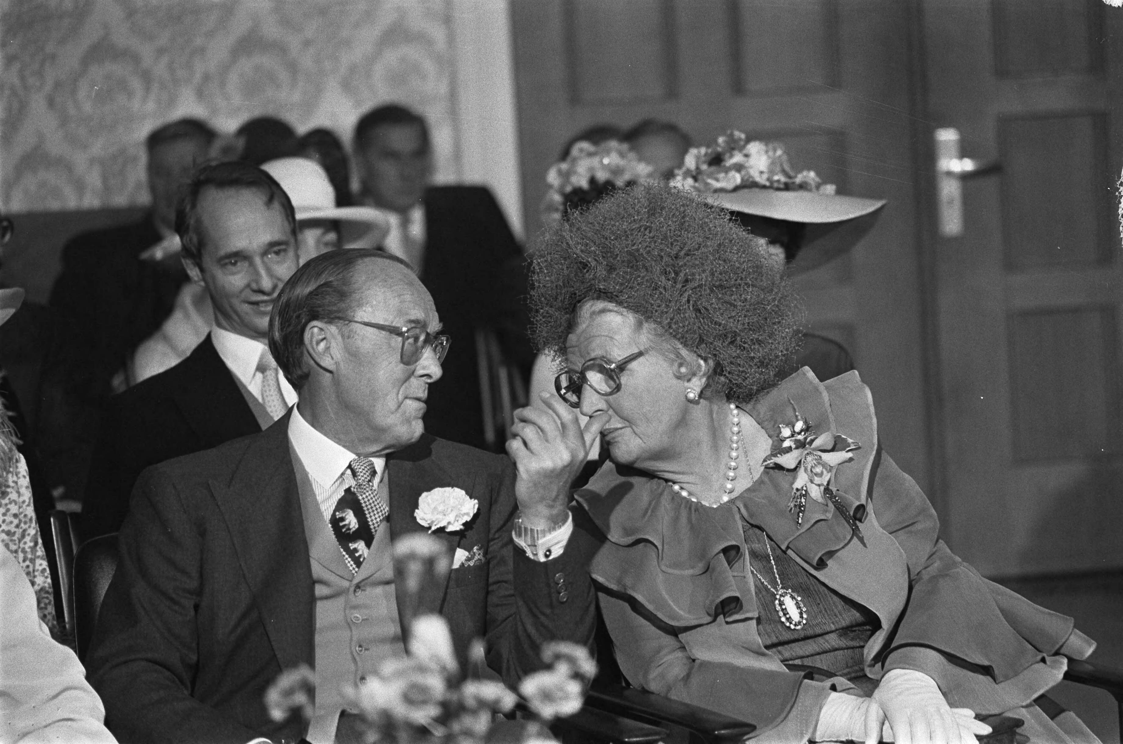 Huwelijk prinses Christina en Jorge Guillermo; de sluiting van het burgerlijk huwelijk in het stadhuis van Baarn — Prins Bernhard en koningin Juliana bij de sluiting van het burgerlijk huwelijk — Foto: Meerdere fotografen / Anefo. Licentie: Set B: Rechtenvrij / Publiek Domein. Bron: Nationaal Archief. http://hdl.handle.net/10648/ac6c59c6-d0b4-102d-bcf8-003048976d84