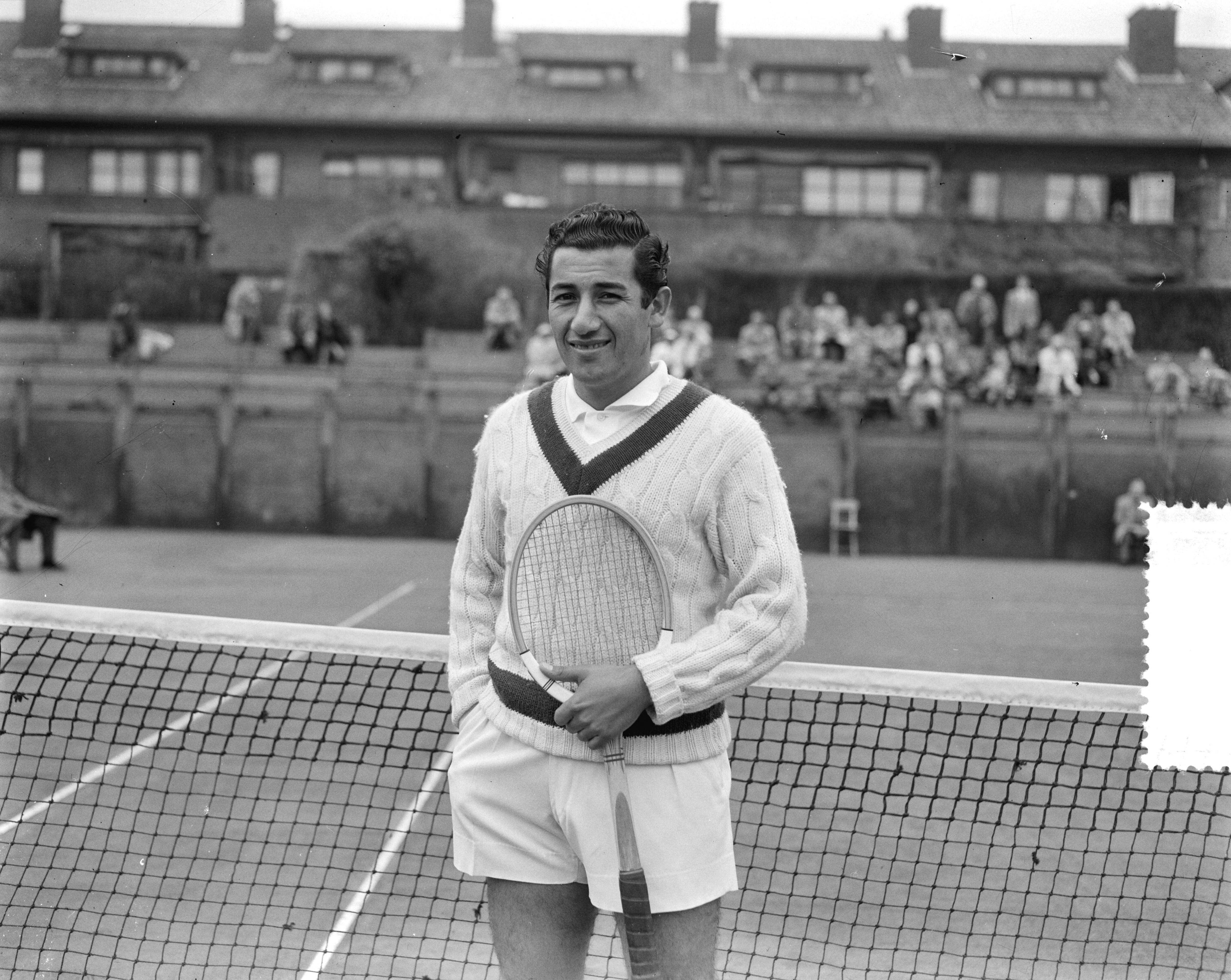 Fotocollectie Anefo — Davis Cup wedstrijd Nederland tegen Chili op de METS-banen te Scheveningen. Luis Ayala (Chili) — Foto: Pot, Harry / Anefo. Licentie: Set B: Rechtenvrij / Publiek Domein. Bron: Nationaal Archief. http://hdl.handle.net/10648/a947d5fe-d0b4-102d-bcf8-003048976d84