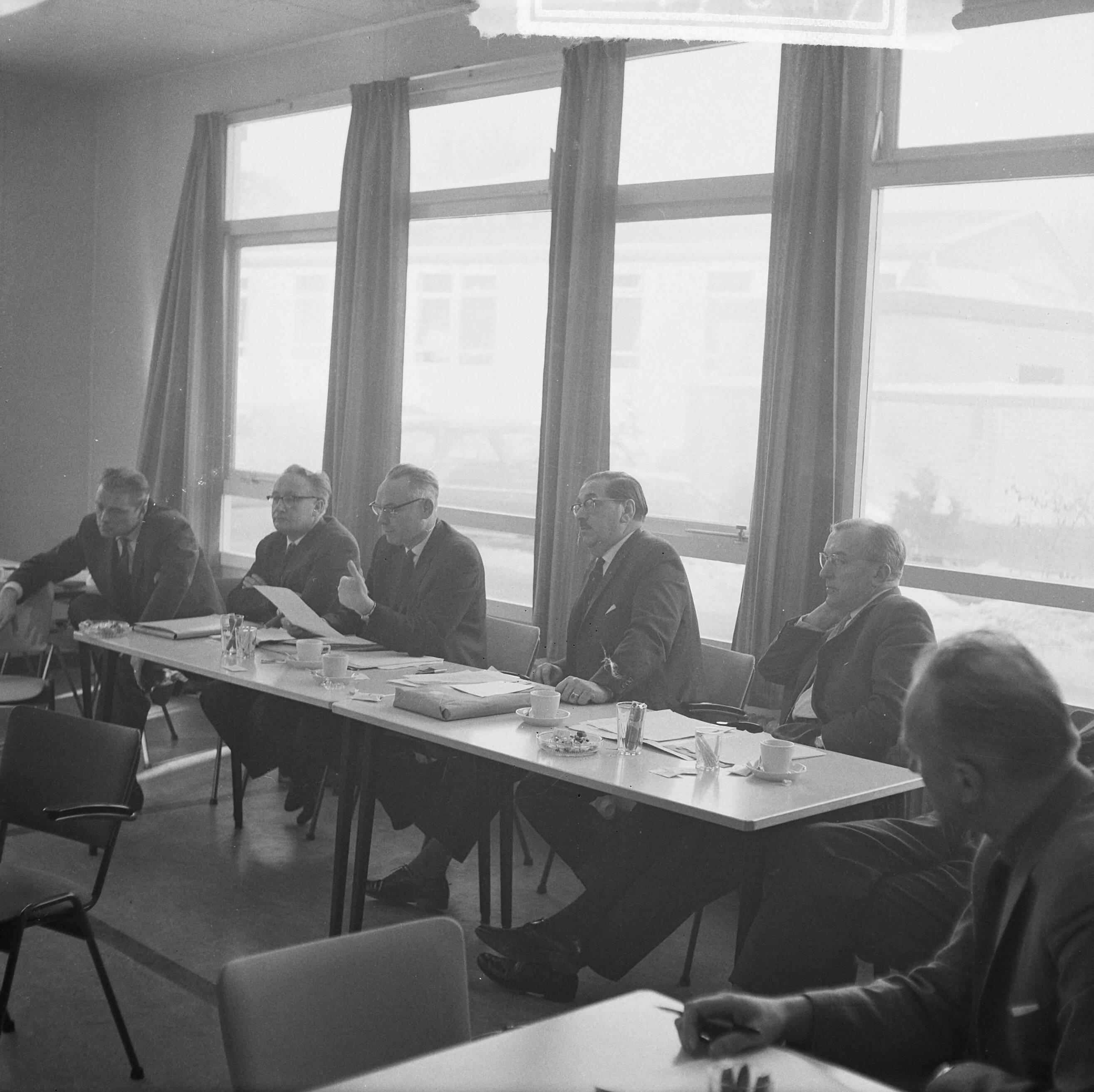 Fotocollectie Anefo — Conflict tussen musici en NTS. Persconferentie n.a.v. bestuursvergadering van de NTS. Vlnr. P. te Nuyl (VARA), voorzitter werkgroep Amusement NTS, J. B. Broeksz van de programmacommissie NRU, J.W. Rengelink programmacommissaris NTS , mr. E. Schüttenhelm, NTS-voorzitter en [J.J.A. van der Made, voorzitter onderhandelingcommissie NTS?] — Foto: Nijs, Jac. de / Anefo. Licentie: Set B: Rechtenvrij / Publiek Domein. Bron: Nationaal Archief. http://hdl.handle.net/10648/aa25d46c-d0b4-102d-bcf8-003048976d84