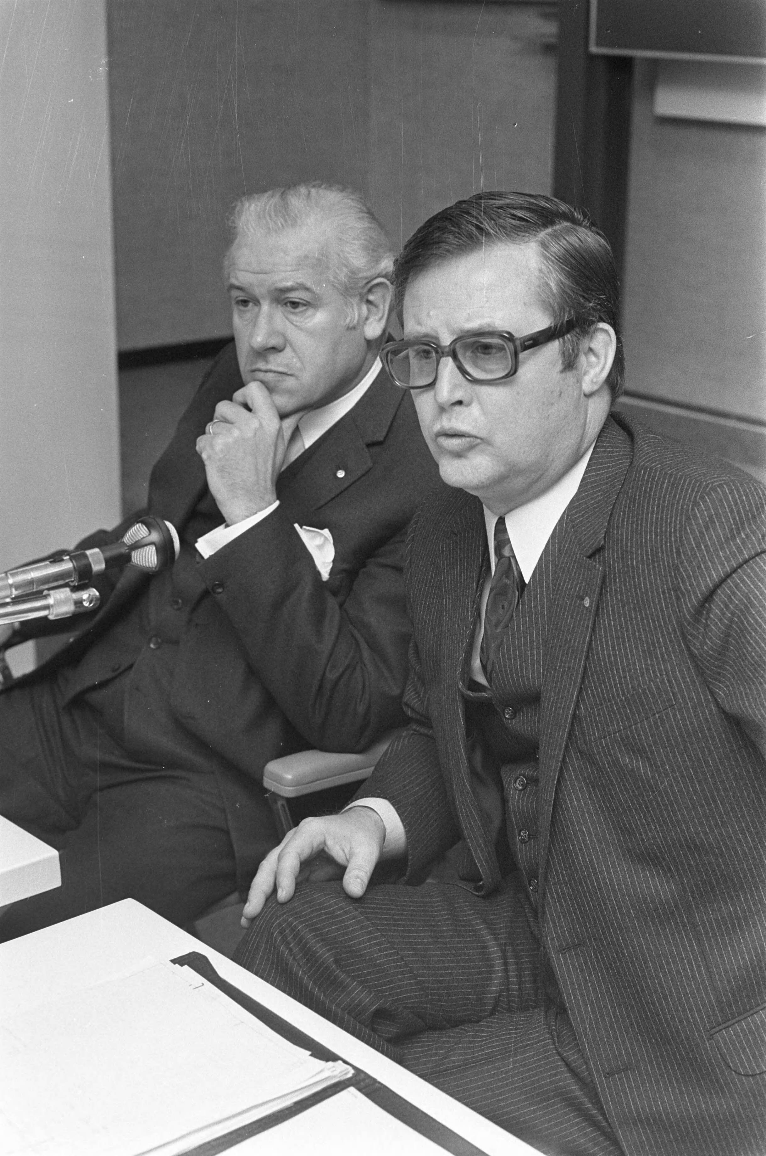 Fotocollectie Anefo — Persconferentie over fusie Albert Heyn en Simon de Wit in Zaandam; Albert Heyn (rechts) en D. L. de Bruyn (voorzitter Raad van Bestuur Simon de Wit ) / — Foto: Verhoeff, Bert / Anefo. Licentie: Set B: Rechtenvrij / Publiek Domein. Bron: Nationaal Archief. http://hdl.handle.net/10648/abe1d490-d0b4-102d-bcf8-003048976d84