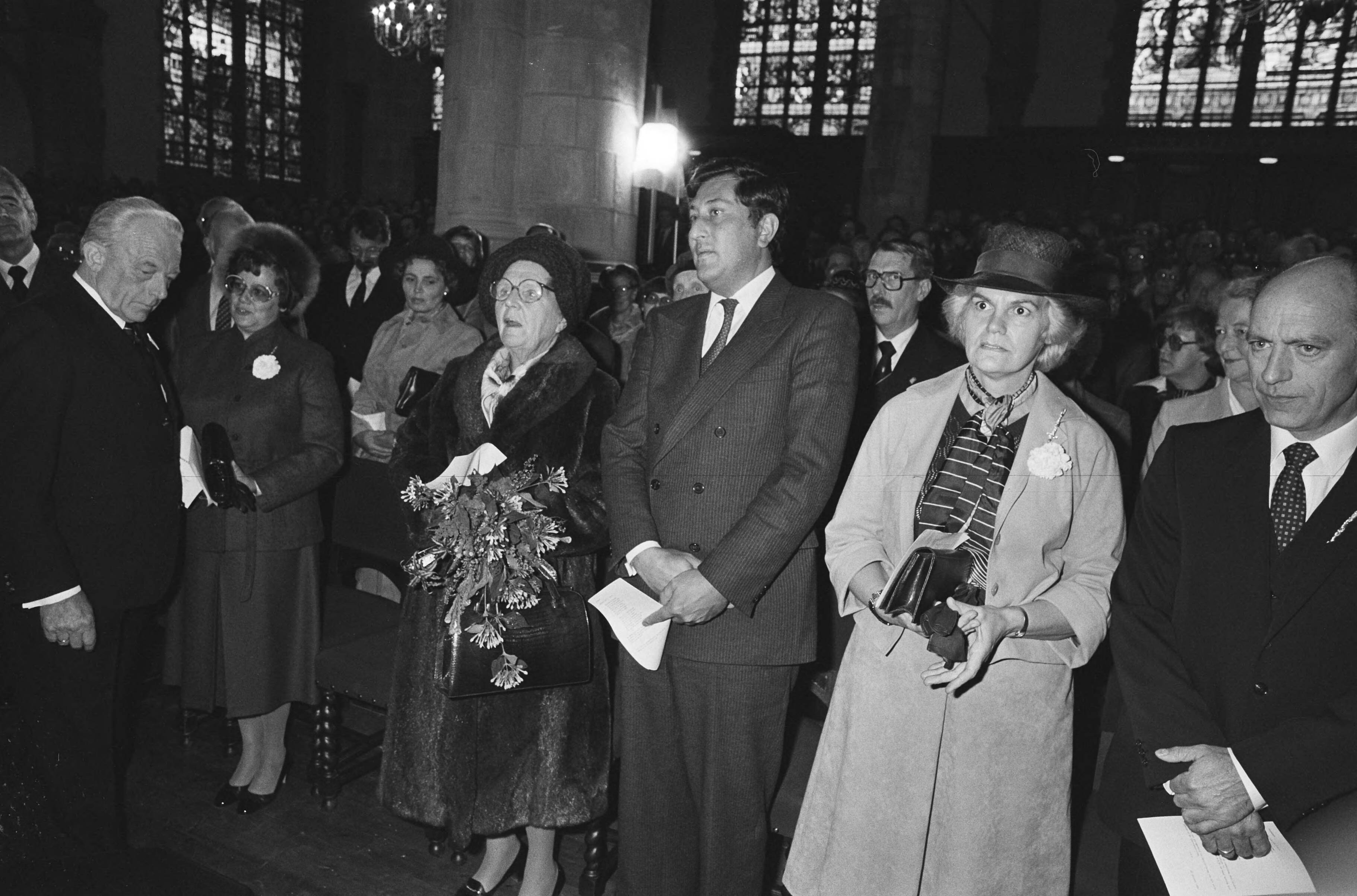 Fotocollectie Anefo — Prinses Juliana woonde wederingebruikneming bij van gerestaureerde St. Janskerk in Gouda, overzicht van de Kerk — Foto: Antonisse, Marcel / Anefo. Licentie: Set B: Rechtenvrij / Publiek Domein. Bron: Nationaal Archief. http://hdl.handle.net/10648/aceba942-d0b4-102d-bcf8-003048976d84