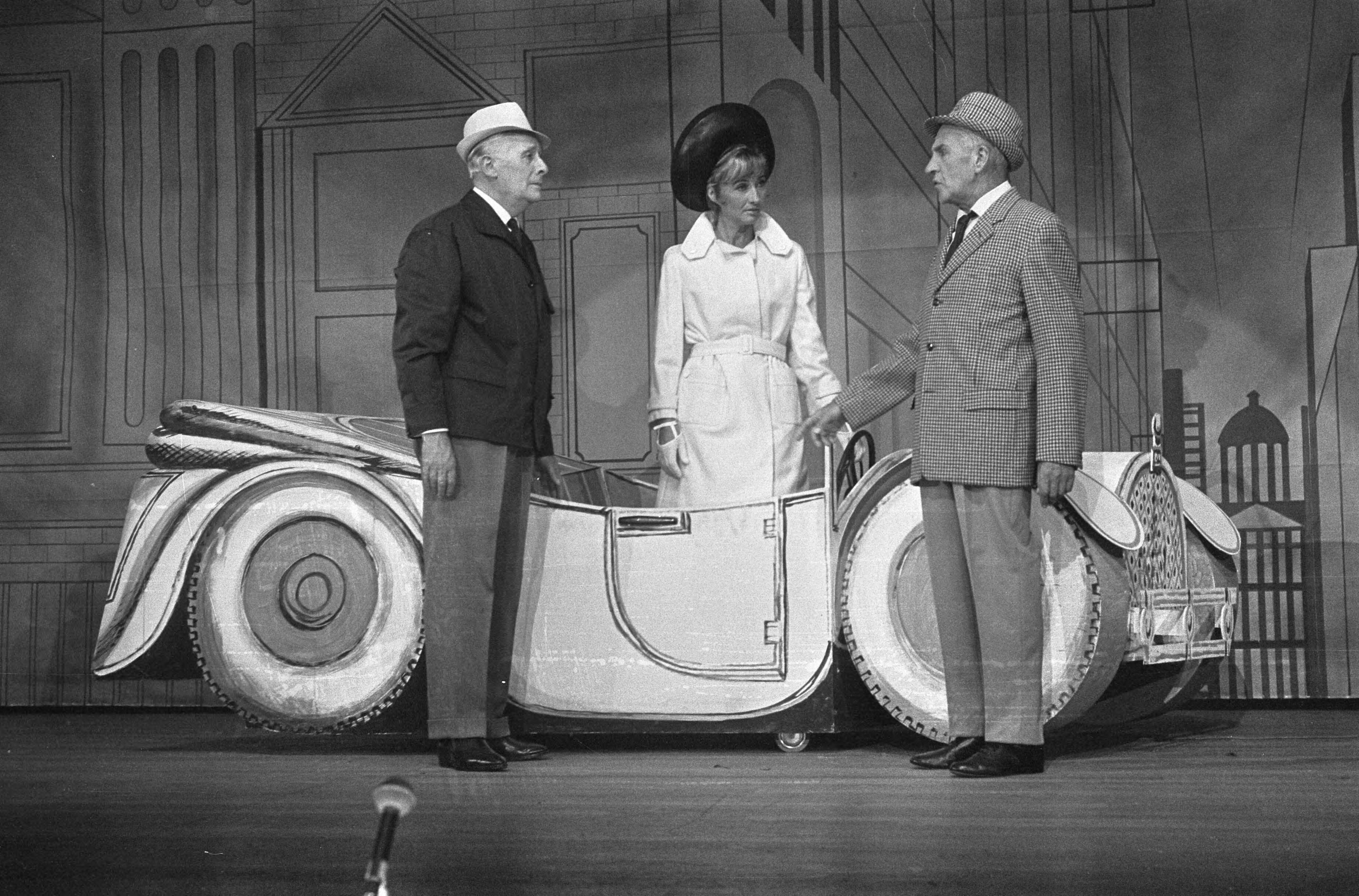 Fotocollectie Anefo — Premiere Snip en Snap Revue te Hilversum. Willy Walden , Piet Muyzelaar autoscene — Foto: Koch, Eric / Anefo. Licentie: Set B: Rechtenvrij / Publiek Domein. Bron: Nationaal Archief. http://hdl.handle.net/10648/ab1fa7ee-d0b4-102d-bcf8-003048976d84