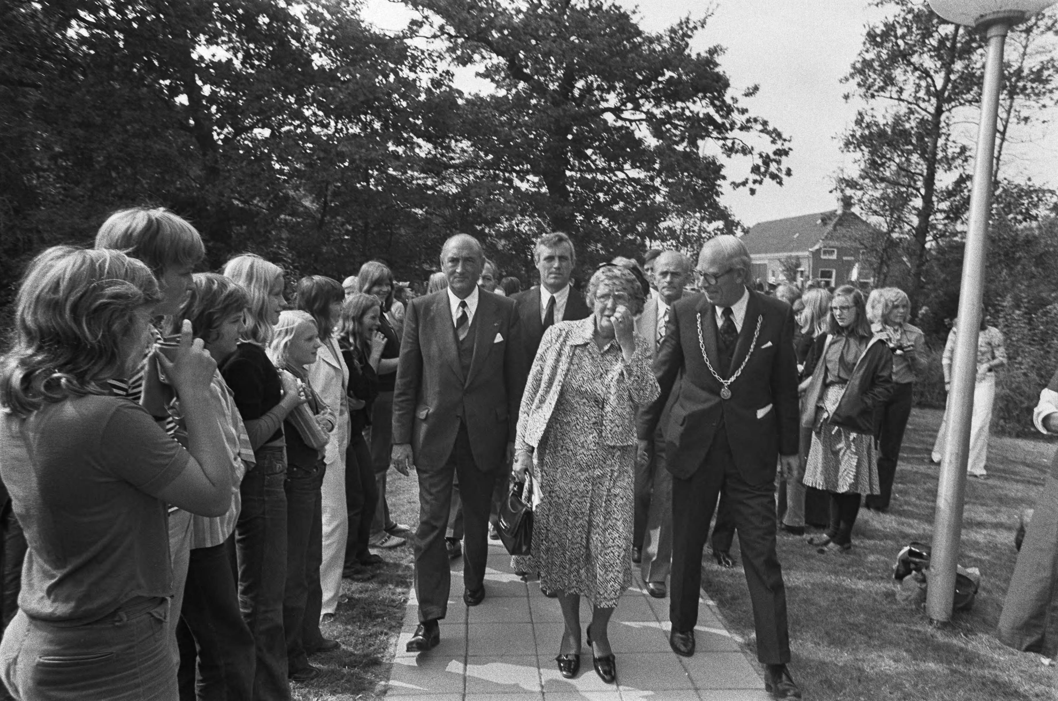 Fotocollectie Anefo — Koningin Juliana bezoekt Haren (Groningen) met bommelding; koningin Juliana bij aankomst Theda Mansholtschool — Foto: Mieremet, Rob / Anefo. Licentie: Set B: Rechtenvrij / Publiek Domein. Bron: Nationaal Archief. http://hdl.handle.net/10648/ac71a548-d0b4-102d-bcf8-003048976d84
