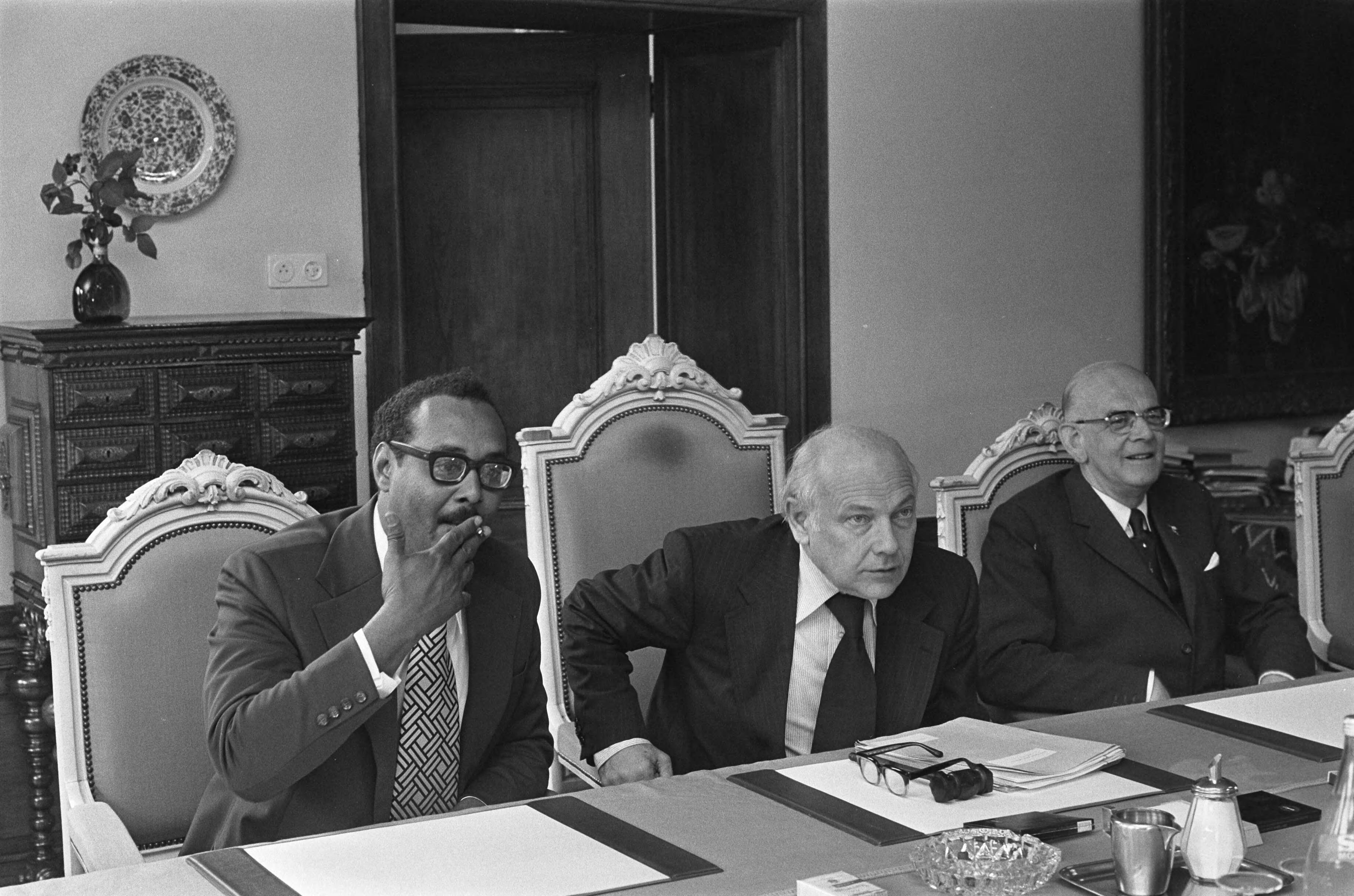 Tweedaags overleg tussen regeringsdelegaties van Suriname en Nederland in het Catshuis — Vlnr Arron, Den Uyl, De Gaay Fortman — Foto: Verhoeff, Bert / Anefo. Licentie: Set B: Rechtenvrij / Publiek Domein. Bron: Nationaal Archief. http://hdl.handle.net/10648/ac6c1240-d0b4-102d-bcf8-003048976d84