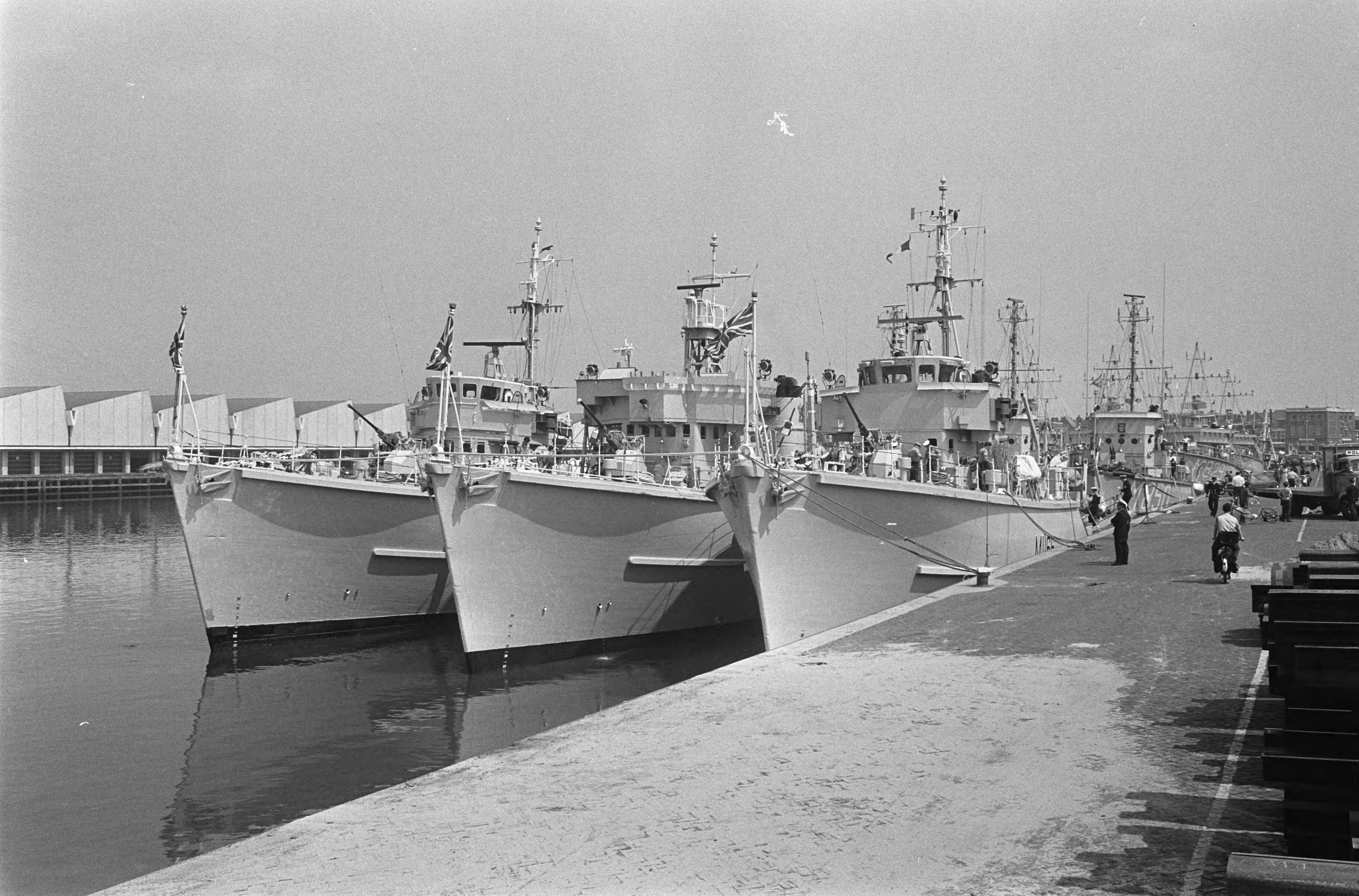 Fotocollectie Anefo — Mijnvegers in Scheveningen in tweede binnenhaven — Foto: Koch, Eric / Anefo. Licentie: Set B: Rechtenvrij / Publiek Domein. Bron: Nationaal Archief. http://hdl.handle.net/10648/aaee0568-d0b4-102d-bcf8-003048976d84