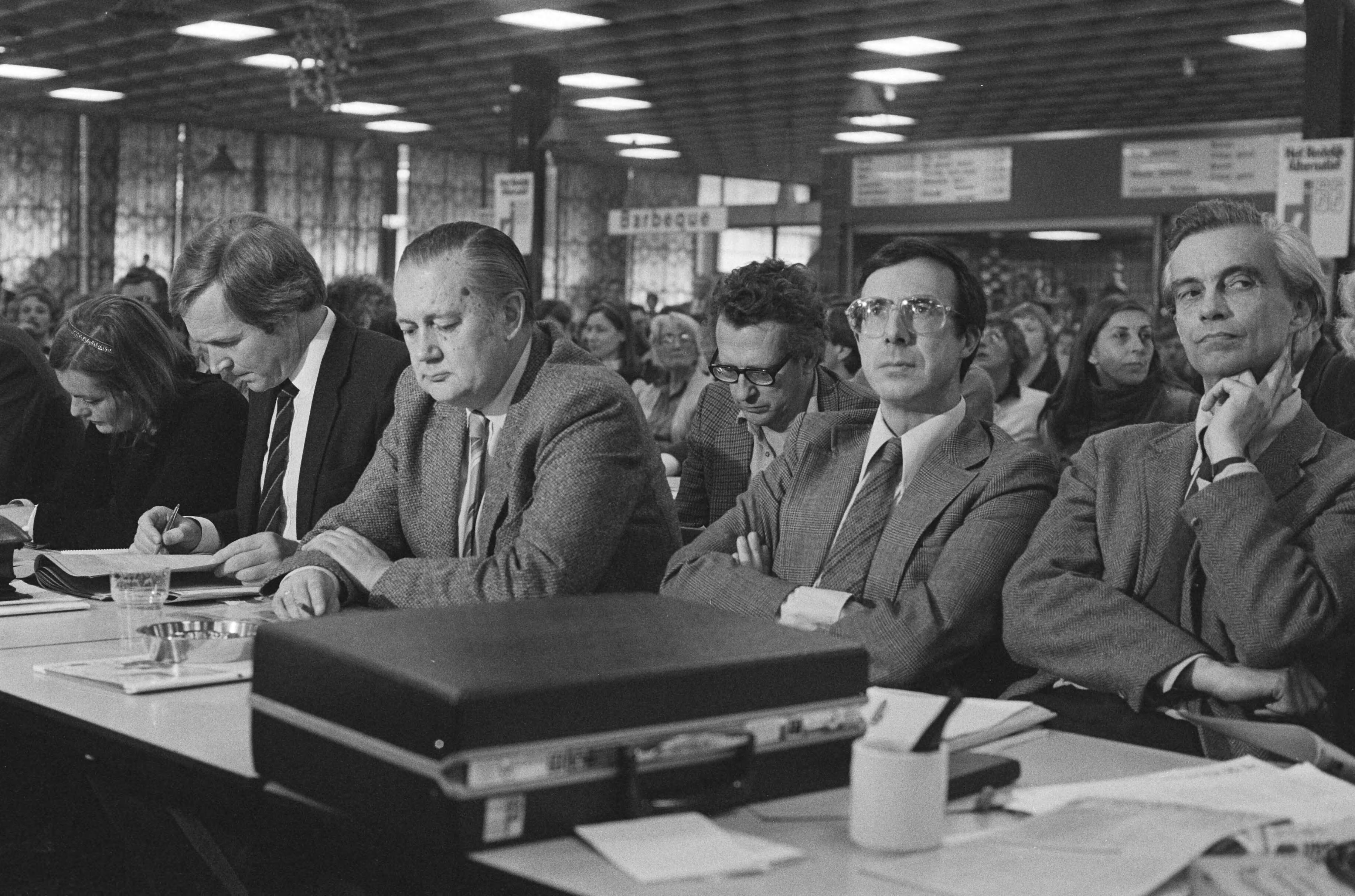 Fotocollectie Anefo — Congres D66 in Utrecht, v.l.n.r. Bischoff, Terlouw, Zeevalking, Brinkhorst, Glastra Van Loon — Foto: Croes, Rob C. / Anefo. Licentie: Set B: Rechtenvrij / Publiek Domein. Bron: Nationaal Archief. http://hdl.handle.net/10648/acecb102-d0b4-102d-bcf8-003048976d84