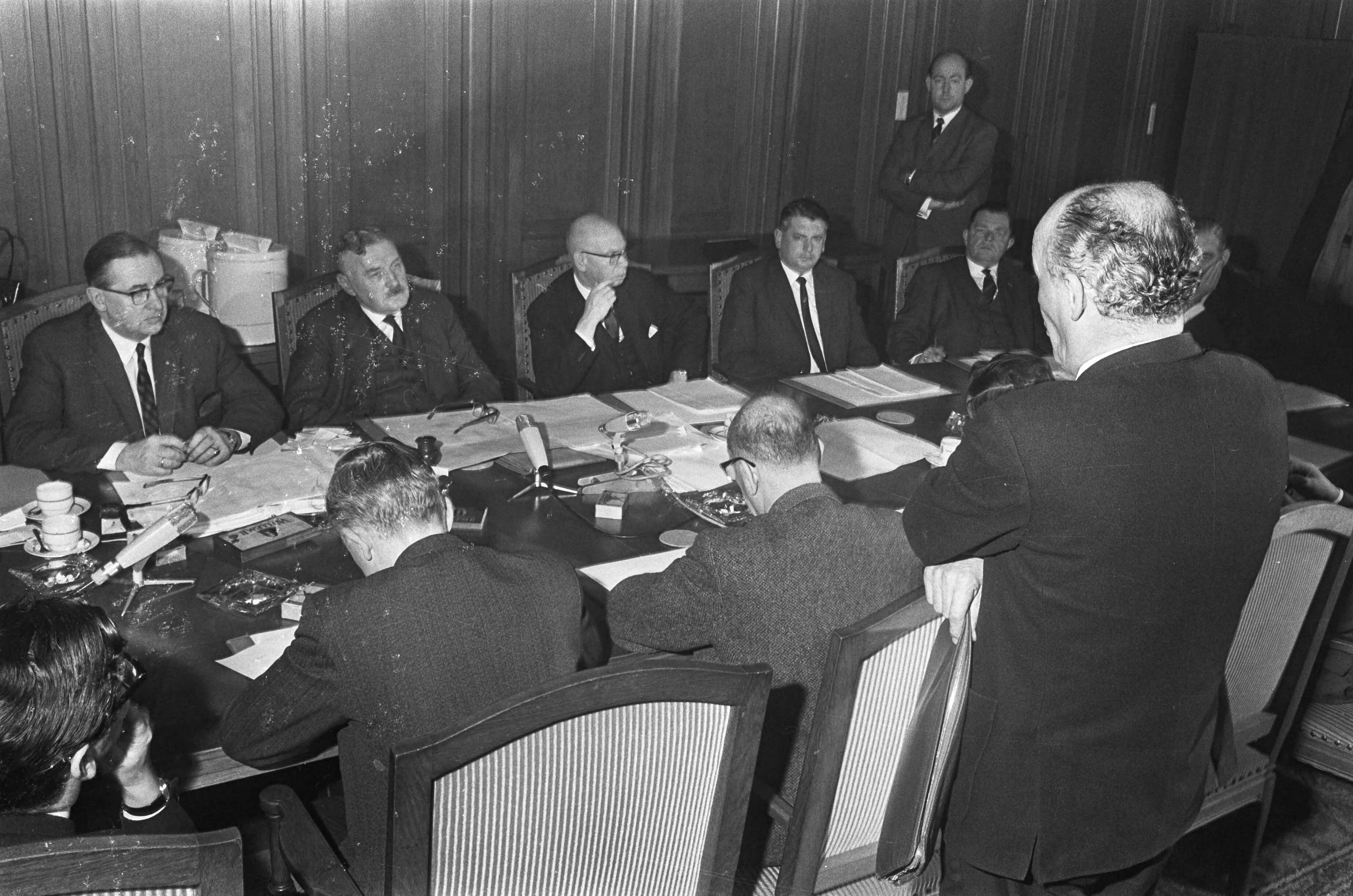 Fotocollectie Anefo — Kiesraad in Den Haag uitslag bekend gemaakt — Foto: Koch, Eric / Anefo. Licentie: Set B: Rechtenvrij / Publiek Domein. Bron: Nationaal Archief. http://hdl.handle.net/10648/ab107742-d0b4-102d-bcf8-003048976d84