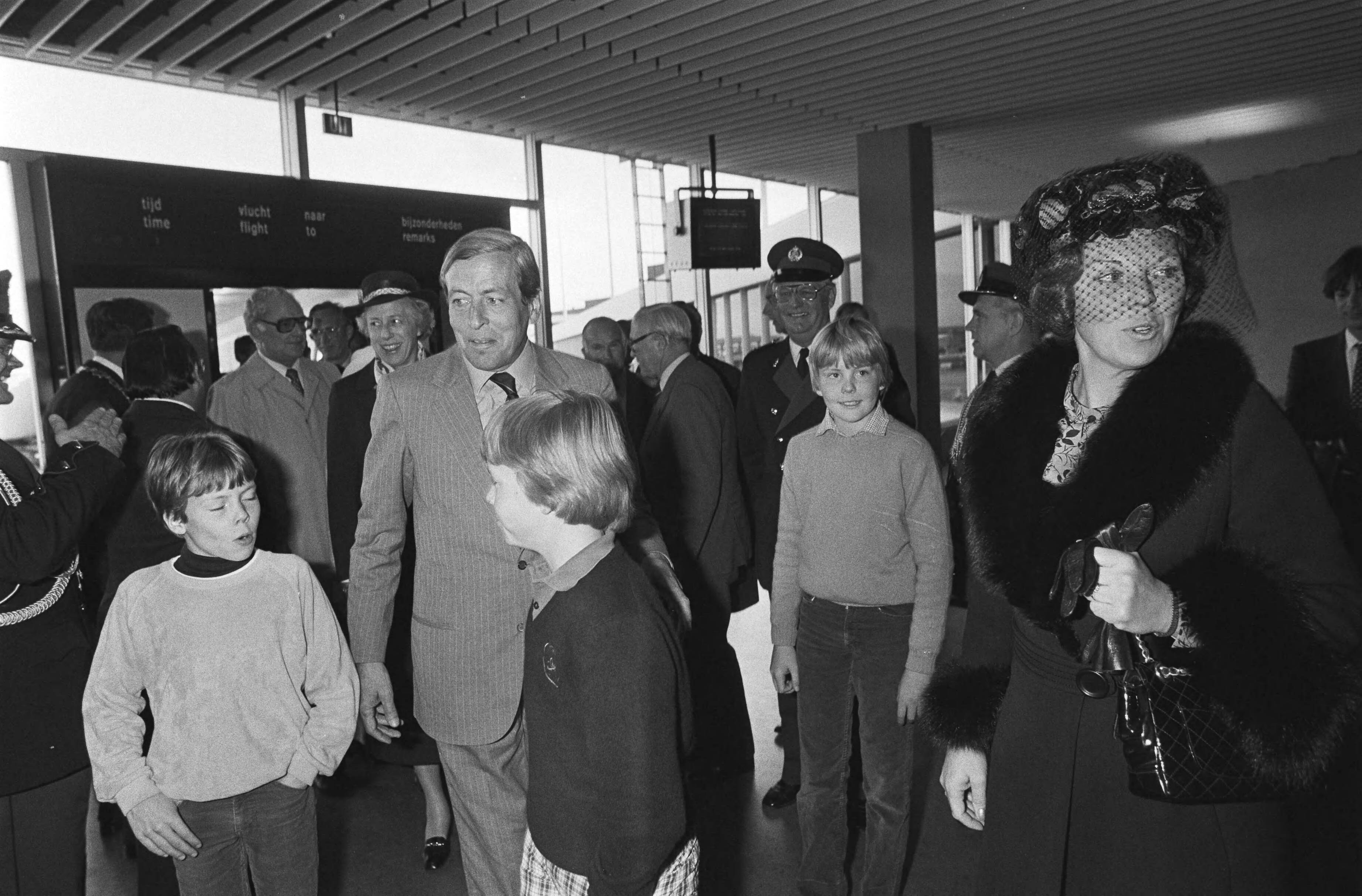 Fotocollectie Anefo — Beatrix en Claus op Schiphol, terug van Ned. Antillen, Constantijn, Claus, johan-Friso, Willem-Alexander en Koningin Beatrix — Foto: Dijk, Hans van / Anefo. Licentie: Set B: Rechtenvrij / Publiek Domein. Bron: Nationaal Archief. http://hdl.handle.net/10648/aced3118-d0b4-102d-bcf8-003048976d84