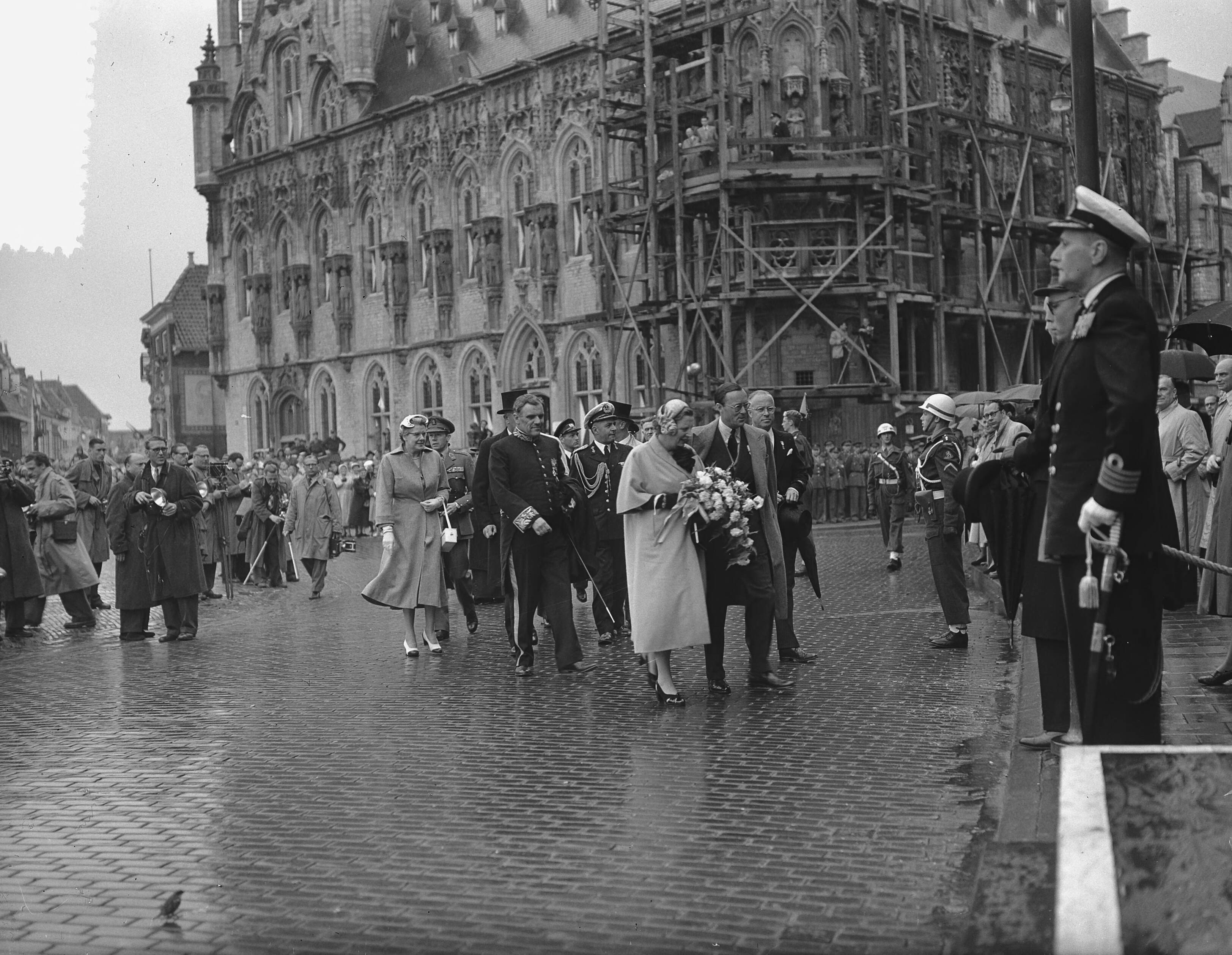 Koningin Juliana en prins Bernhard bezoeken Walcheren — Koningin Juliana en prins Bernhard bezoeken Middelburg — Foto: Bilsen, Joop van / Anefo. Licentie: Set B: Rechtenvrij / Publiek Domein. Bron: Nationaal Archief. http://hdl.handle.net/10648/a9244dd2-d0b4-102d-bcf8-003048976d84