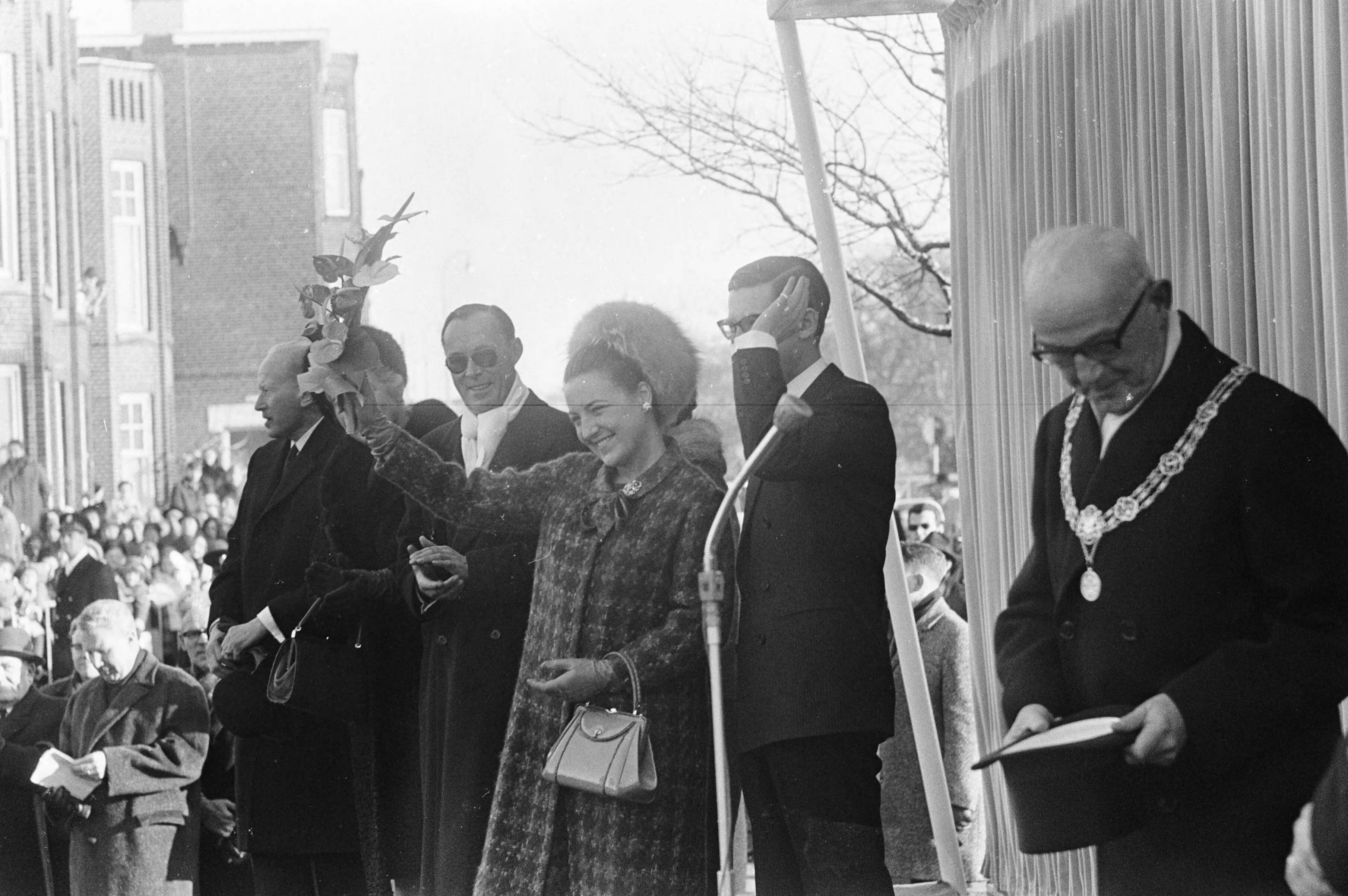 Fotocollectie Anefo — Bruidspaar in Den Haag — Foto: Koch, Eric / Anefo. Licentie: Set B: Rechtenvrij / Publiek Domein. Bron: Nationaal Archief. http://hdl.handle.net/10648/ab0b571c-d0b4-102d-bcf8-003048976d84