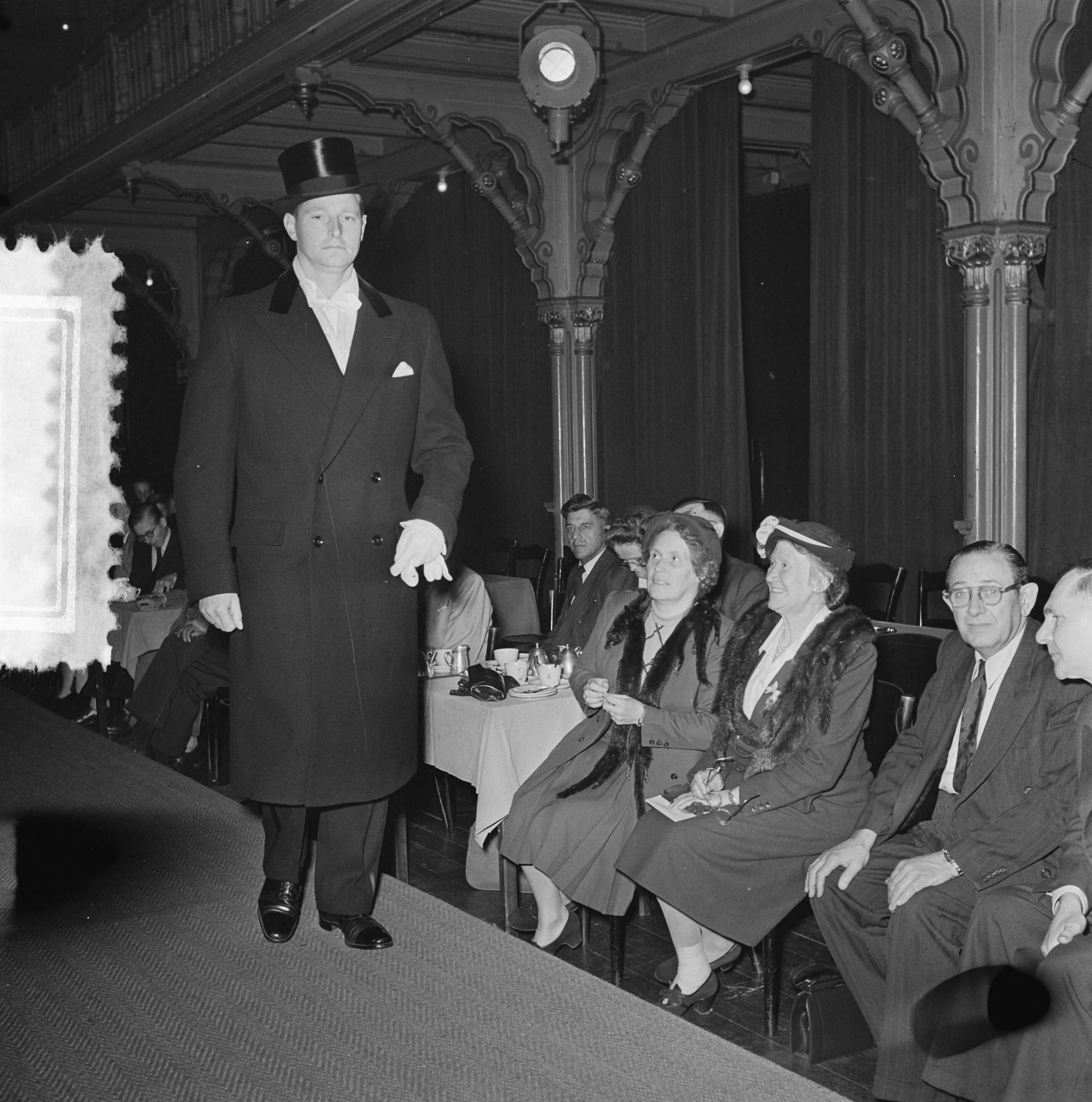 Fotocollectie Anefo — 1e Nationale Show van Dames- en Herenmaatkleding te Den Haag — Foto: Noske, J.D. / Anefo. Licentie: Set B: Rechtenvrij / Publiek Domein. Bron: Nationaal Archief. http://hdl.handle.net/10648/a90049aa-d0b4-102d-bcf8-003048976d84