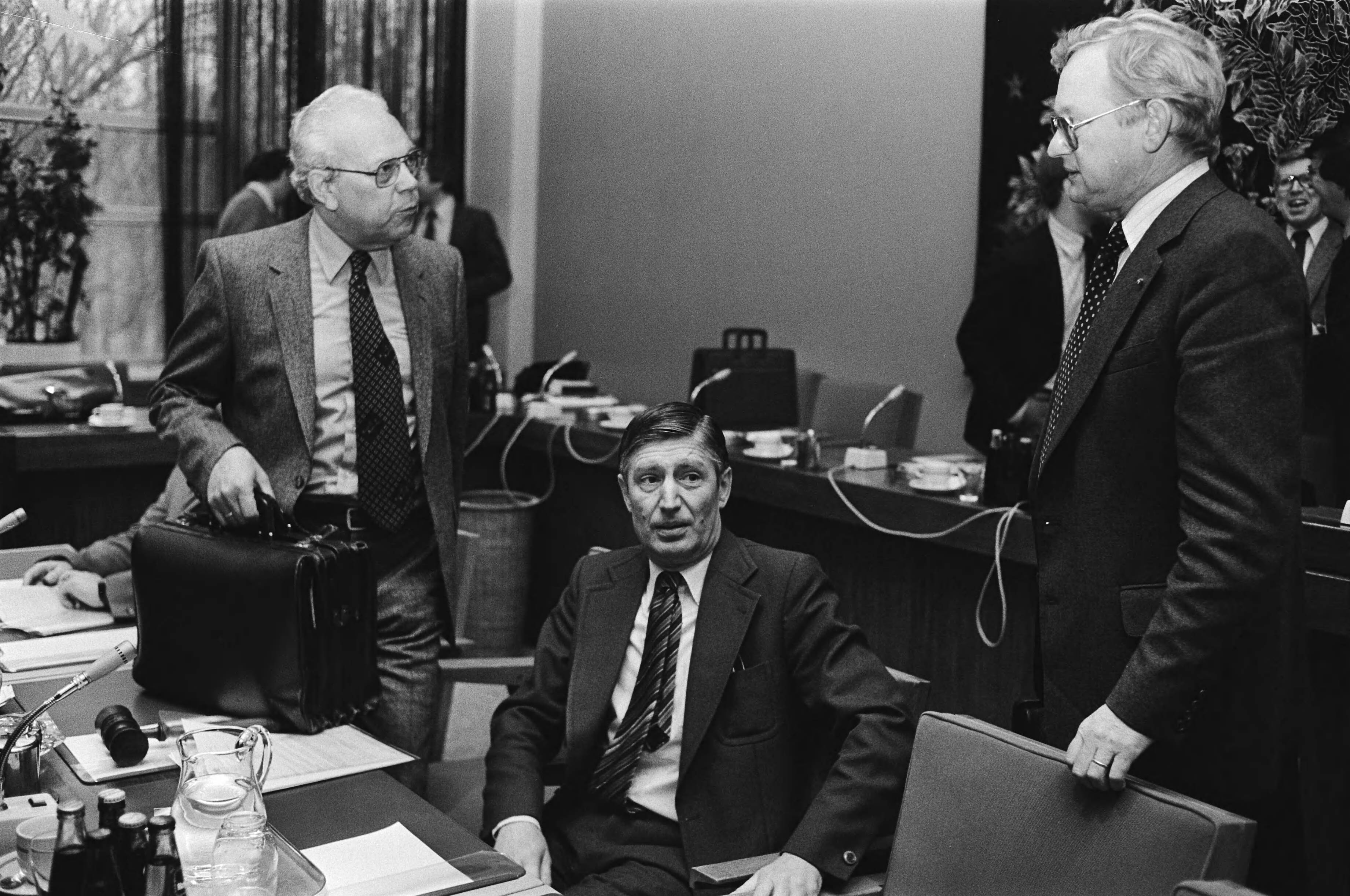 Fotocollectie Anefo — Loonoverleg met regering in SER Den Haag ; Albeda en van Agt — Foto: Suyk, Koen / Anefo. Licentie: Set B: Rechtenvrij / Publiek Domein. Bron: Nationaal Archief. http://hdl.handle.net/10648/acd7ebe6-d0b4-102d-bcf8-003048976d84