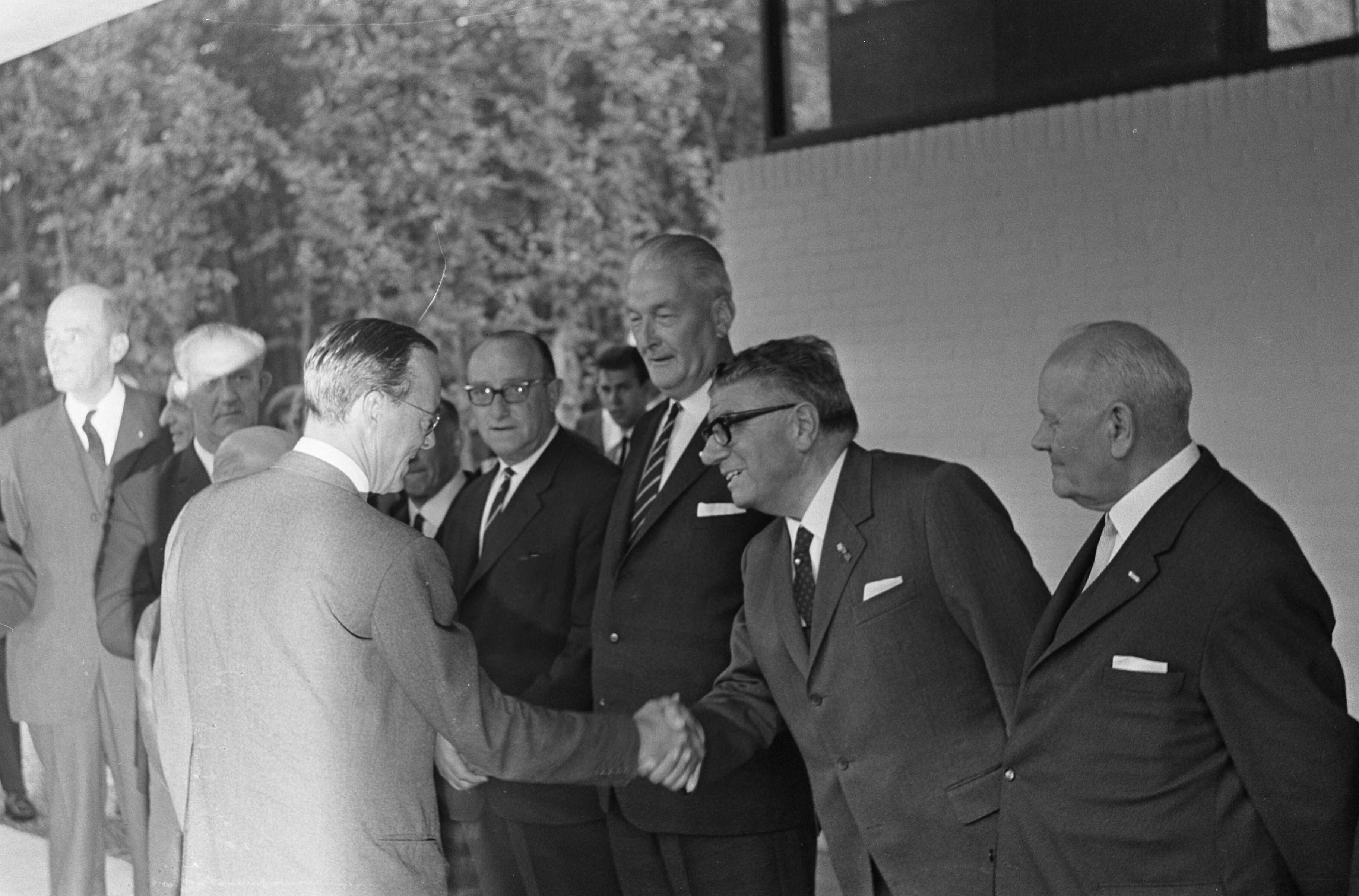 Fotocollectie Anefo — Opening KNVB-centrum te Zeist door prins Bernhard, prins Bernhard schudt de hand van KNVB secretaris-penningmeester Lo Brunt — Foto: Evers, Joost / Anefo. Licentie: Set B: Rechtenvrij / Publiek Domein. Bron: Nationaal Archief. http://hdl.handle.net/10648/aac0e3d0-d0b4-102d-bcf8-003048976d84