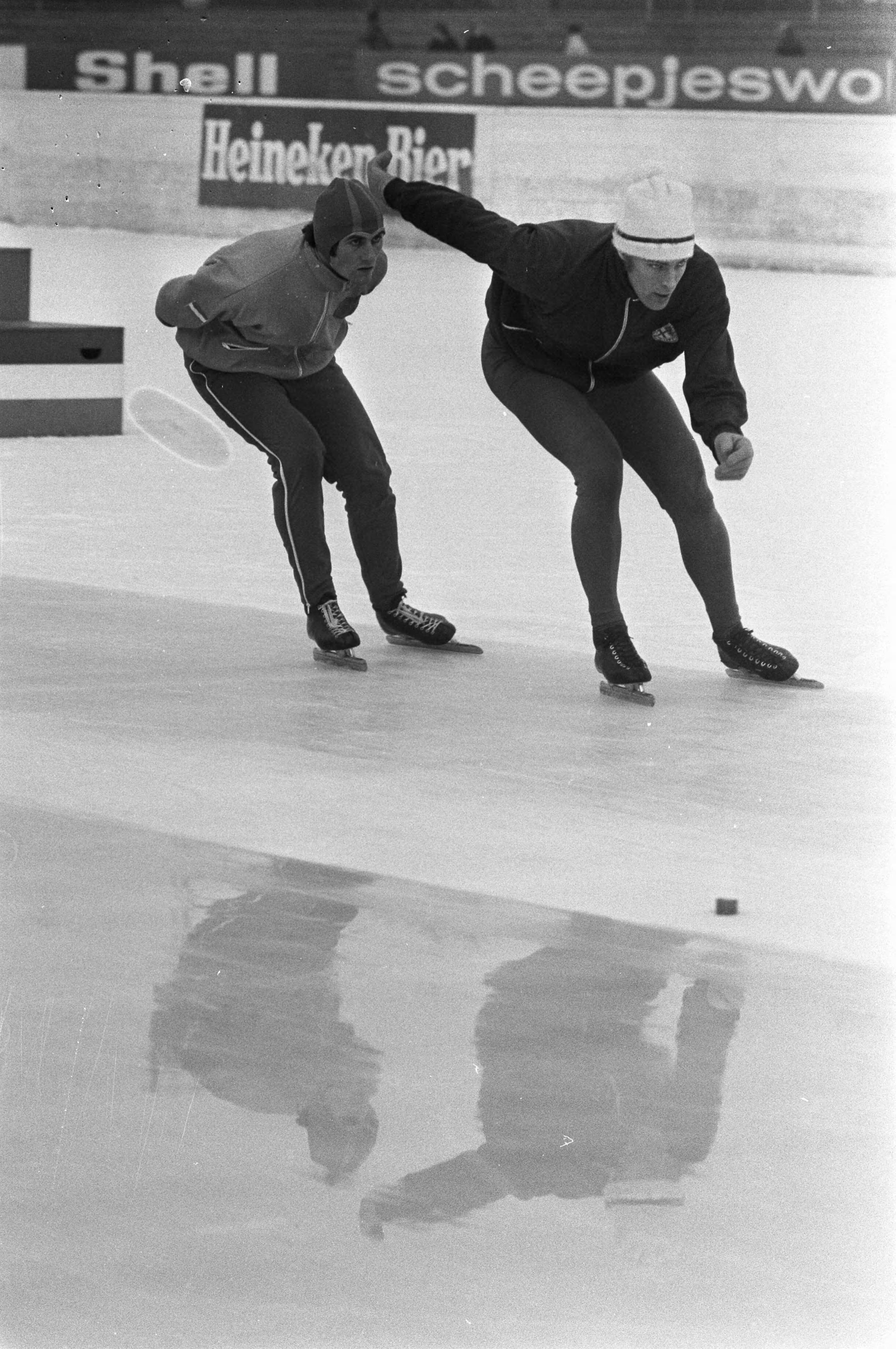 IJsselcup schaatswedstrijden Deventer — IJsselcup schaatswedstrijden Deventer. Ard Schenk en Jan Bazen rijden zich in — Foto: Fotograaf Onbekend / Anefo. Licentie: Set B: Rechtenvrij / Publiek Domein. Bron: Nationaal Archief. http://hdl.handle.net/10648/abd80622-d0b4-102d-bcf8-003048976d84