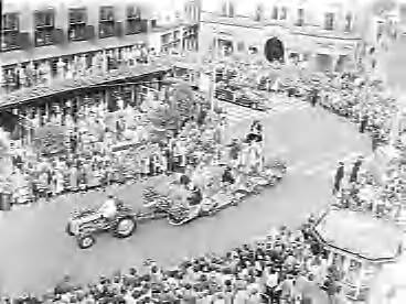 Fotocollectie Anefo — Bloemencorso in Den Haag t.g.v. bloemenweek (Zeeland) — Foto: Pot, Harry / Anefo. Licentie: Set B: Rechtenvrij / Publiek Domein. Bron: Nationaal Archief. http://hdl.handle.net/10648/a9671248-d0b4-102d-bcf8-003048976d84