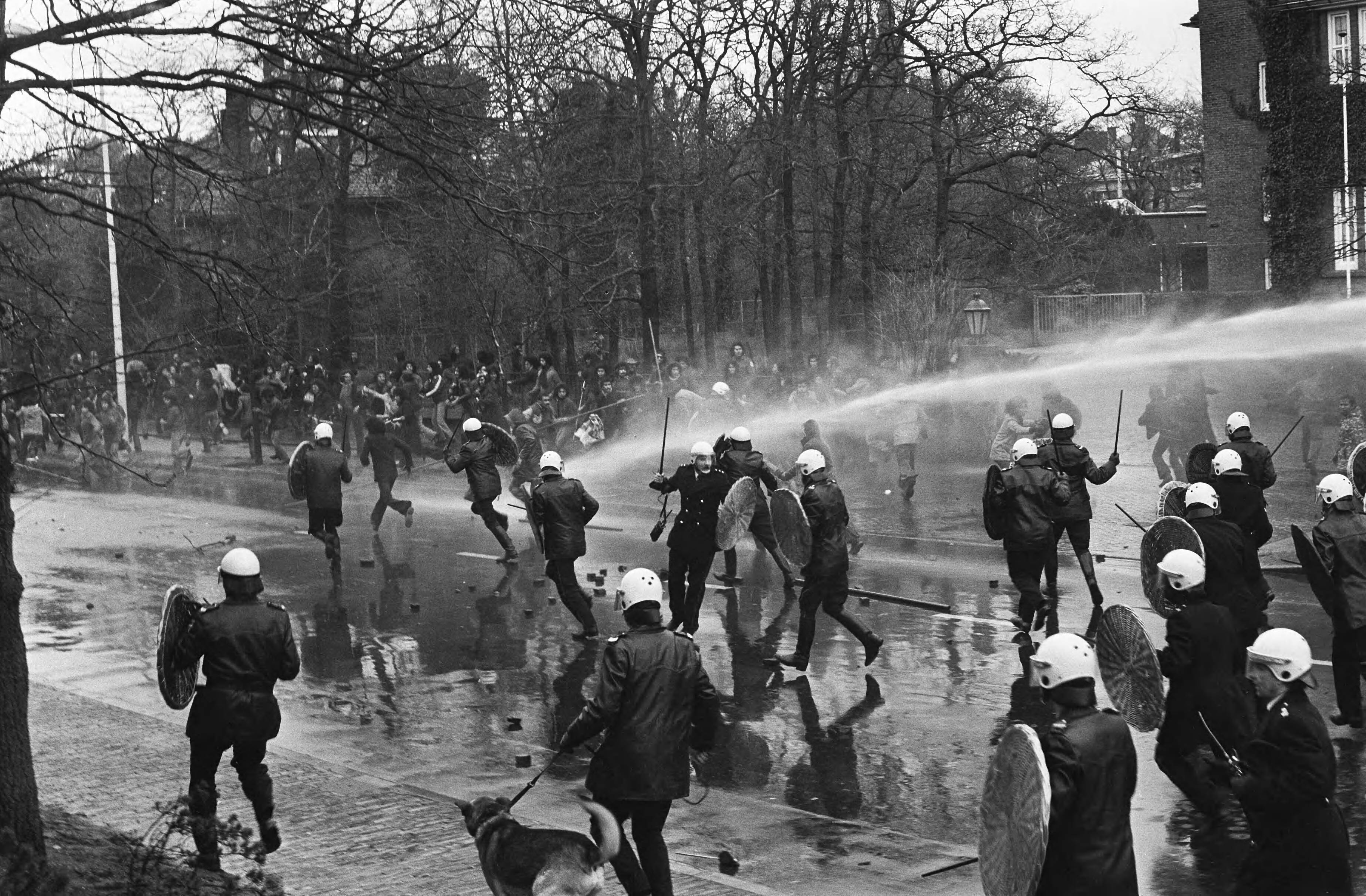 Fotocollectie Anefo — Demonstratie van Zuid Molukkers in Den Haag leidt tot vechtpartijen; politie voert charges uit — Foto: Mieremet, Rob / Anefo. Licentie: Set B: Rechtenvrij / Publiek Domein. Bron: Nationaal Archief. http://hdl.handle.net/10648/ac5dd996-d0b4-102d-bcf8-003048976d84