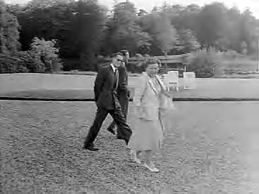Fotocollectie Anefo — Koning Boudewijn van België brengt een bezoek aan het koninklijk paar op paleis Soestdijk. Koningin Juliana, koning Boudewijn en prins Bernhard — Foto: Noske, J.D. / Anefo. Licentie: Set B: Rechtenvrij / Publiek Domein. Bron: Nationaal Archief. http://hdl.handle.net/10648/a97cf16c-d0b4-102d-bcf8-003048976d84