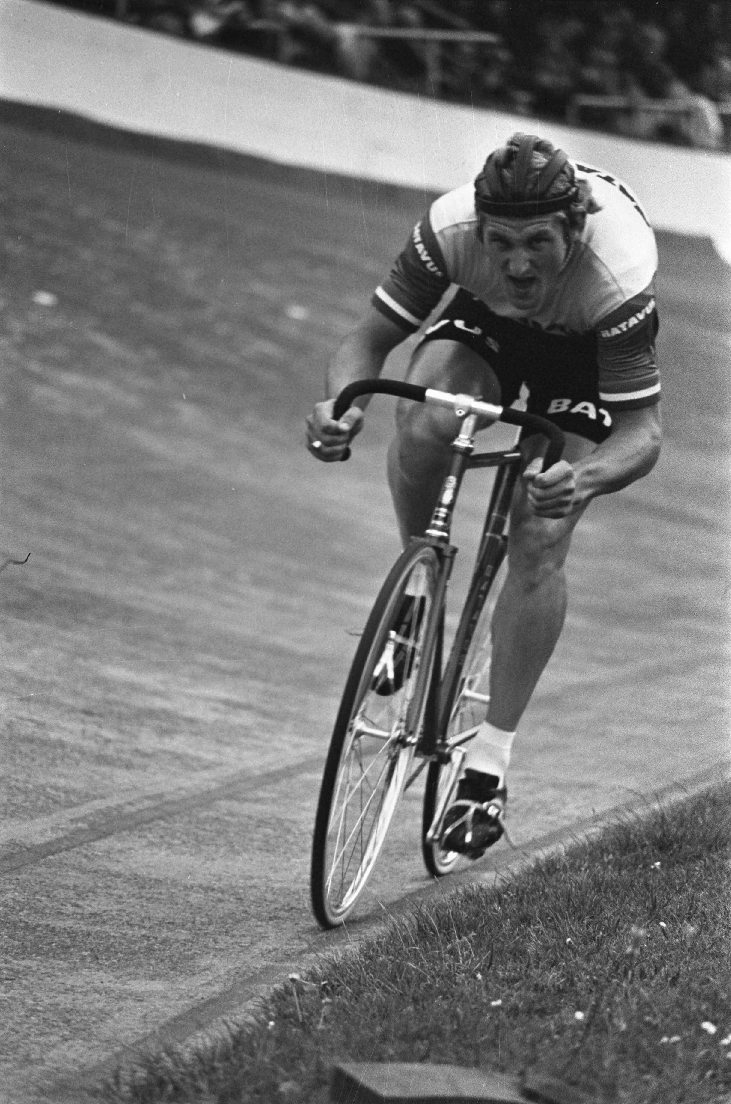Nationale kampioenschappen baanwielrennen 1975 te Utrecht, tweede dag — Herman Ponsteen in aktie — Foto: Verhoeff, Bert / Anefo. Licentie: Set B: Rechtenvrij / Publiek Domein. Bron: Nationaal Archief. http://hdl.handle.net/10648/ac6eaa3c-d0b4-102d-bcf8-003048976d84