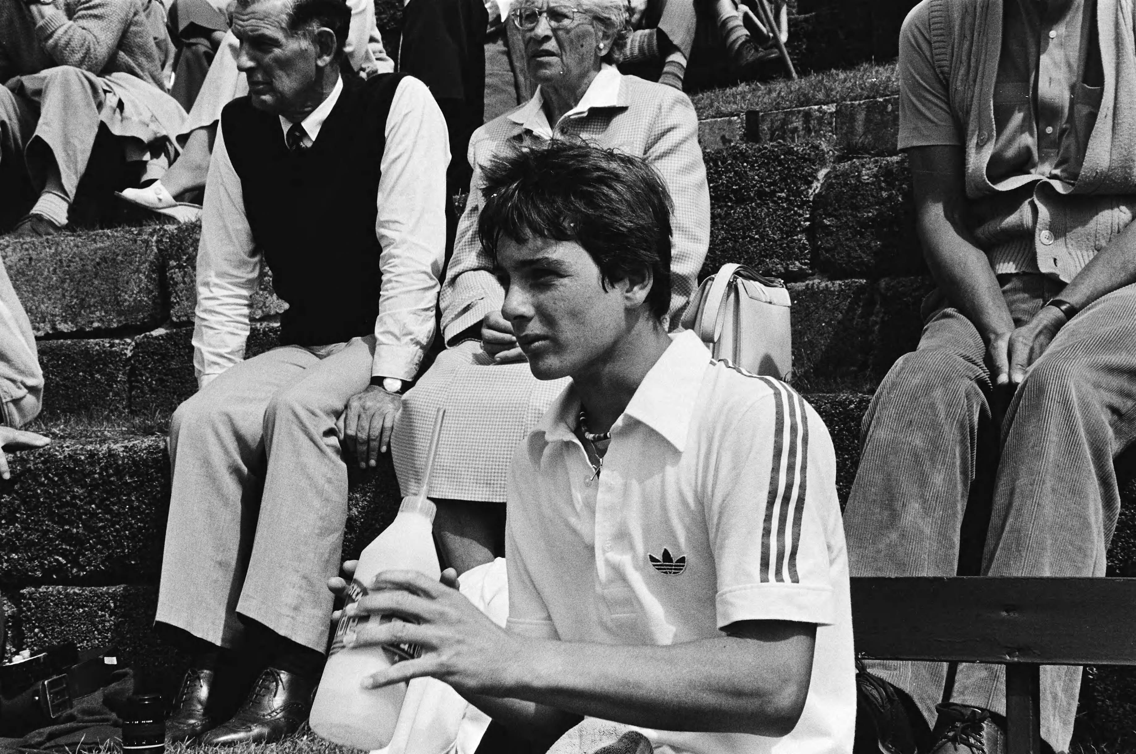 Nationale Kampioenschappen Tennis 1979 Scheveningen — Wilborts drinkend — Foto: Dijk, Hans van / Anefo. Licentie: Set B: Rechtenvrij / Publiek Domein. Bron: Nationaal Archief. http://hdl.handle.net/10648/accf4c84-d0b4-102d-bcf8-003048976d84