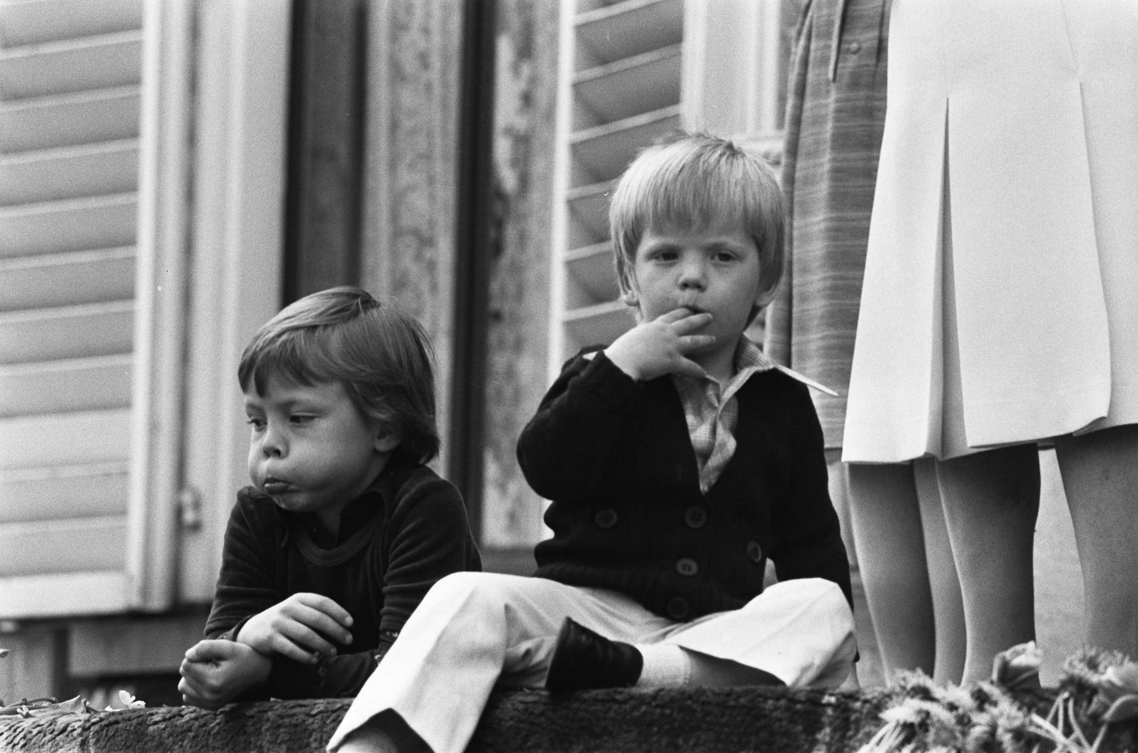 Defilé Paleis Soestdijk — Constantijn (links) en Pieter-Christiaan op het bordes — Foto: Verhoeff, Bert / Anefo. Licentie: Set B: Rechtenvrij / Publiek Domein. Bron: Nationaal Archief. http://hdl.handle.net/10648/ac67b60a-d0b4-102d-bcf8-003048976d84