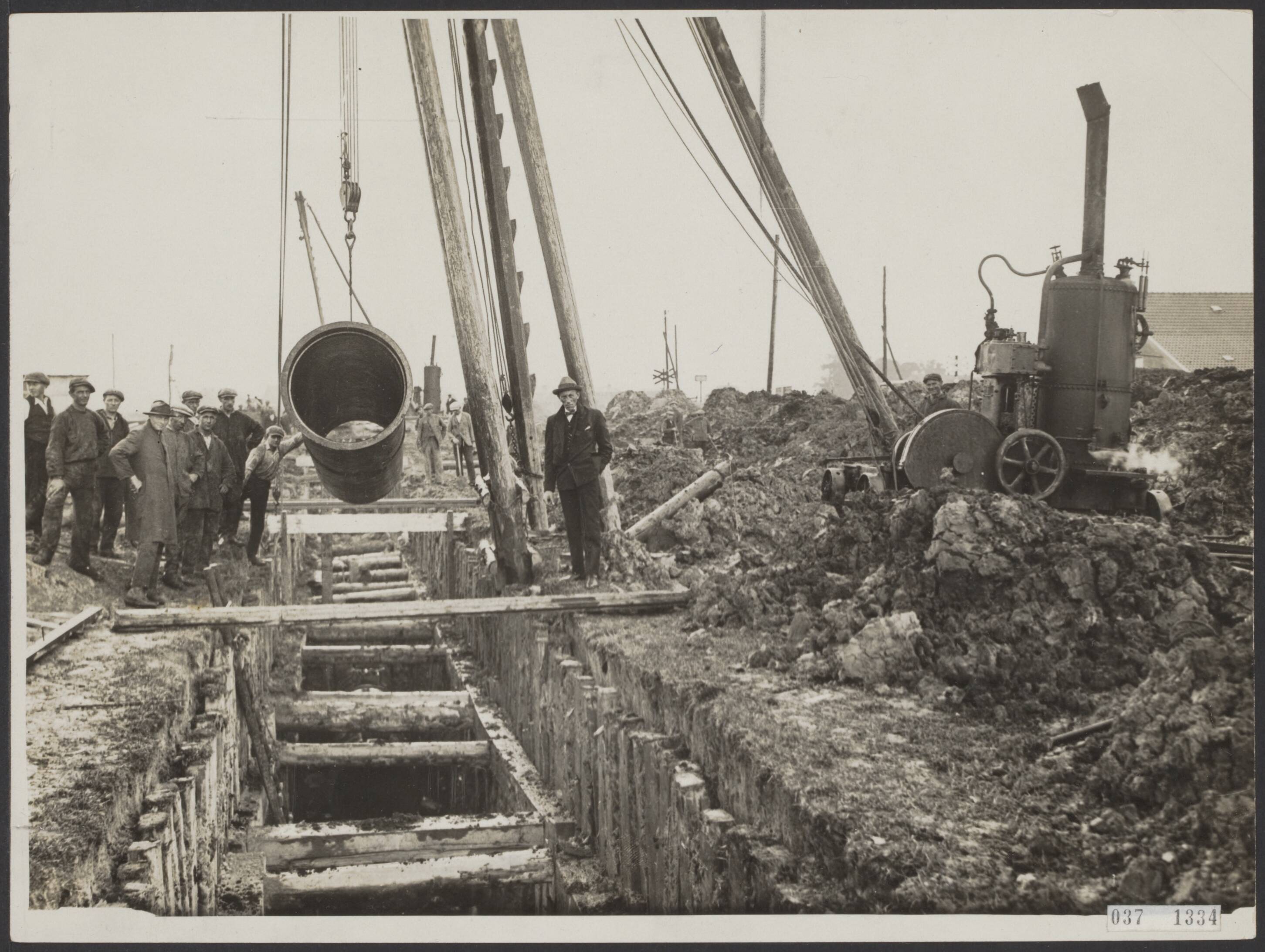Fotocollectie Elsevier Binnenland — Rioleringswerkzaamheden in de stad Groningen — Foto: N.V. Vereenigde Fotobureaux. Licentie: Set B: Rechtenvrij / Publiek Domein. Bron: Nationaal Archief. http://hdl.handle.net/10648/adf036aa-d0b4-102d-bcf8-003048976d84