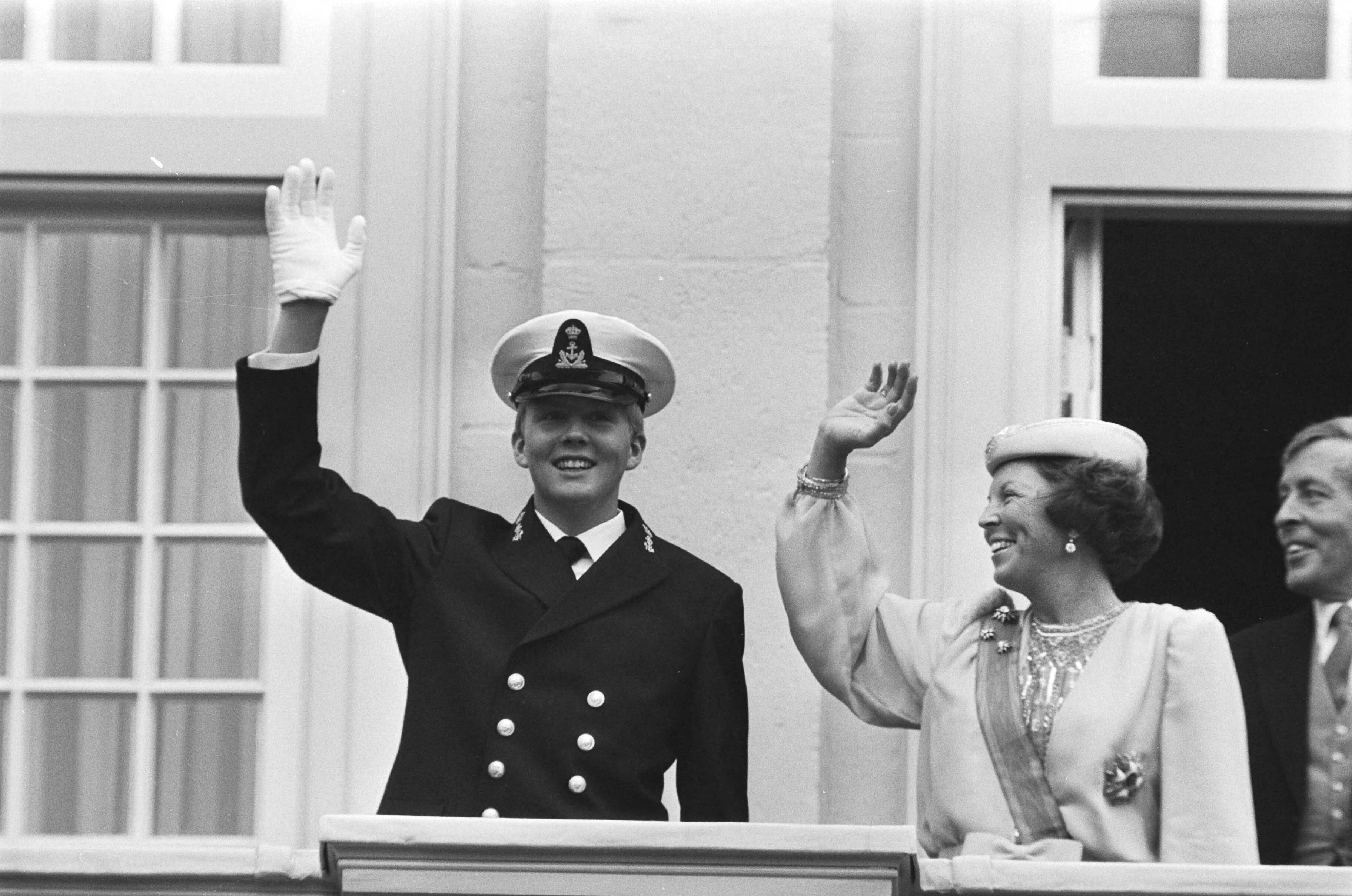 Fotocollectie Anefo — Prinsjesdag 1985, Koningin Beatrix en Prins Willem Alexander op het balkon van Paleis Noordeinde in Den Haag — Foto: Croes, Rob C. / Anefo. Licentie: Set B: Rechtenvrij / Publiek Domein. Bron: Nationaal Archief. http://hdl.handle.net/10648/ad4a751c-d0b4-102d-bcf8-003048976d84