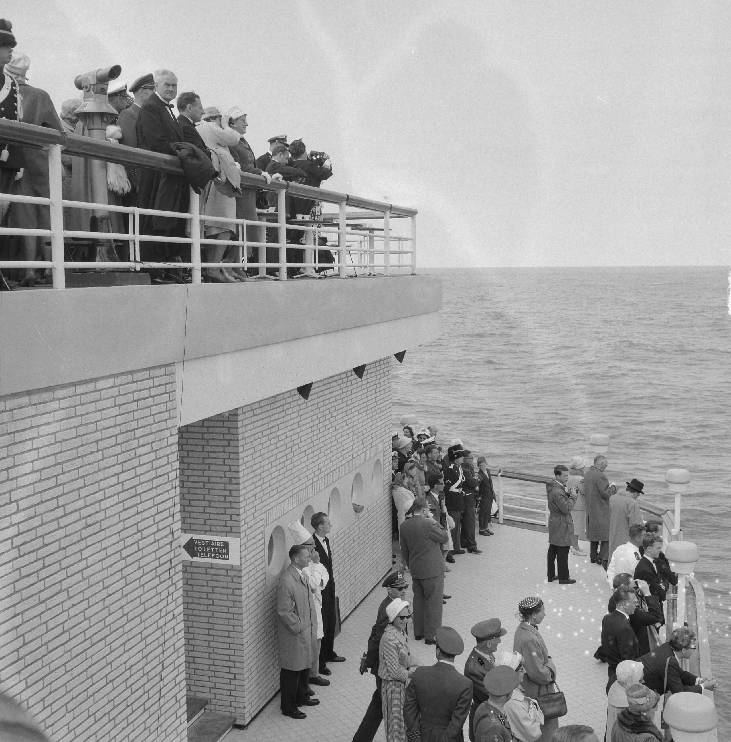 Fotocollectie Anefo — Vlootschouw Scheveningen. Koninklijk paar op de Pier — Foto: Lindeboom, Henk / Anefo. Licentie: Set B: Rechtenvrij / Publiek Domein. Bron: Nationaal Archief. http://hdl.handle.net/10648/a9dbc1b0-d0b4-102d-bcf8-003048976d84