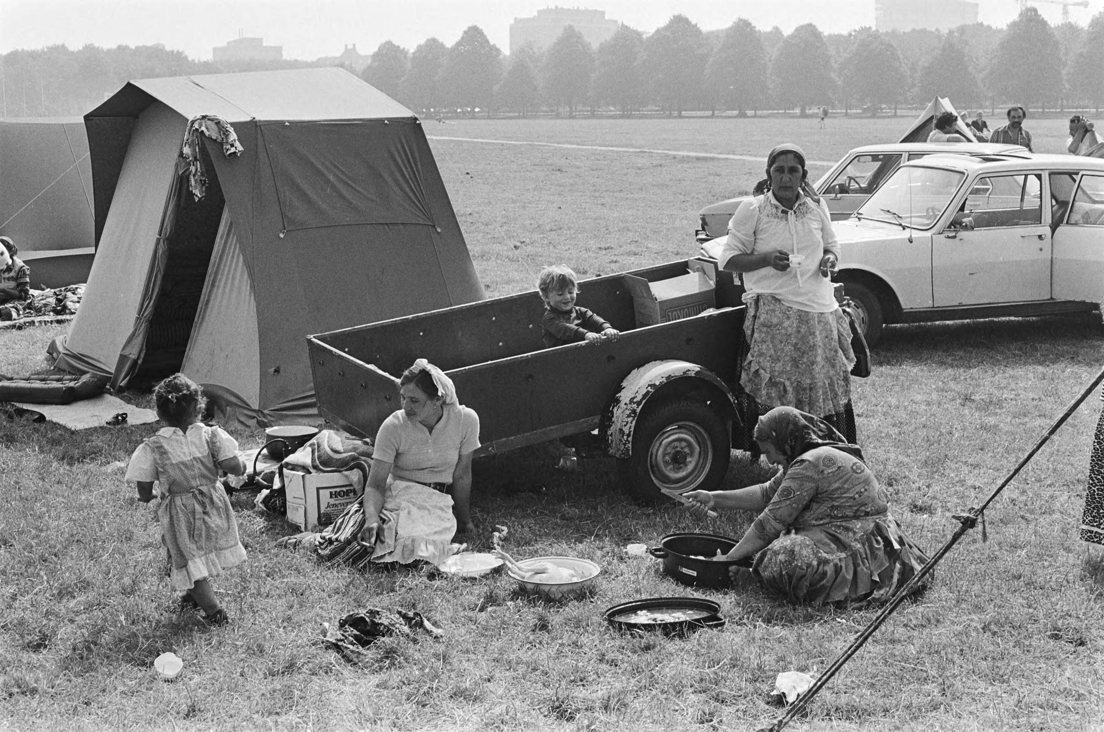 Fotocollectie Anefo — Zigeuners staan nog steeds in Den Haag ; zigeunervrouwen maken het eten klaar — Foto: Antonisse, Marcel / Anefo. Licentie: Set B: Rechtenvrij / Publiek Domein. Bron: Nationaal Archief. http://hdl.handle.net/10648/acffba54-d0b4-102d-bcf8-003048976d84