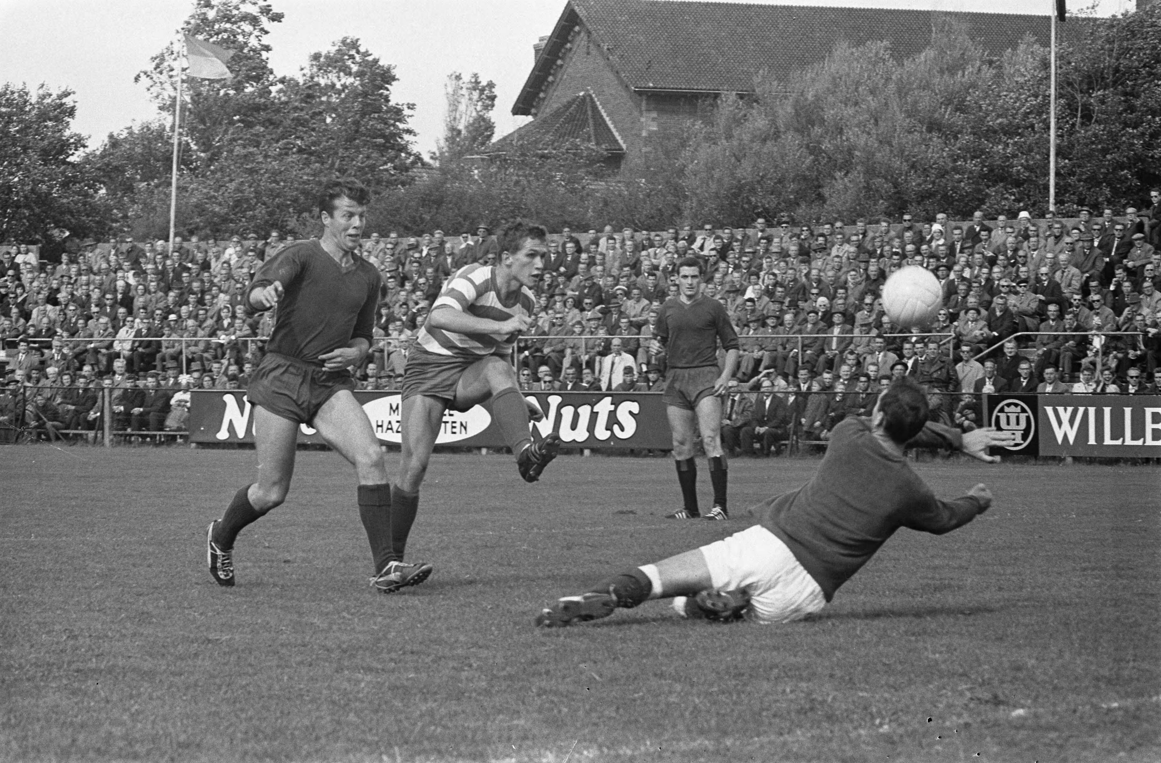 Fotocollectie Anefo — Voetbal. Haarlem tegen Xerxes 5-2. Spelmoment, Snoek (Xerxes) maakt het eerste doelpunt — Foto: Koch, Eric / Anefo. Licentie: Set B: Rechtenvrij / Publiek Domein. Bron: Nationaal Archief. http://hdl.handle.net/10648/aa16dd4a-d0b4-102d-bcf8-003048976d84