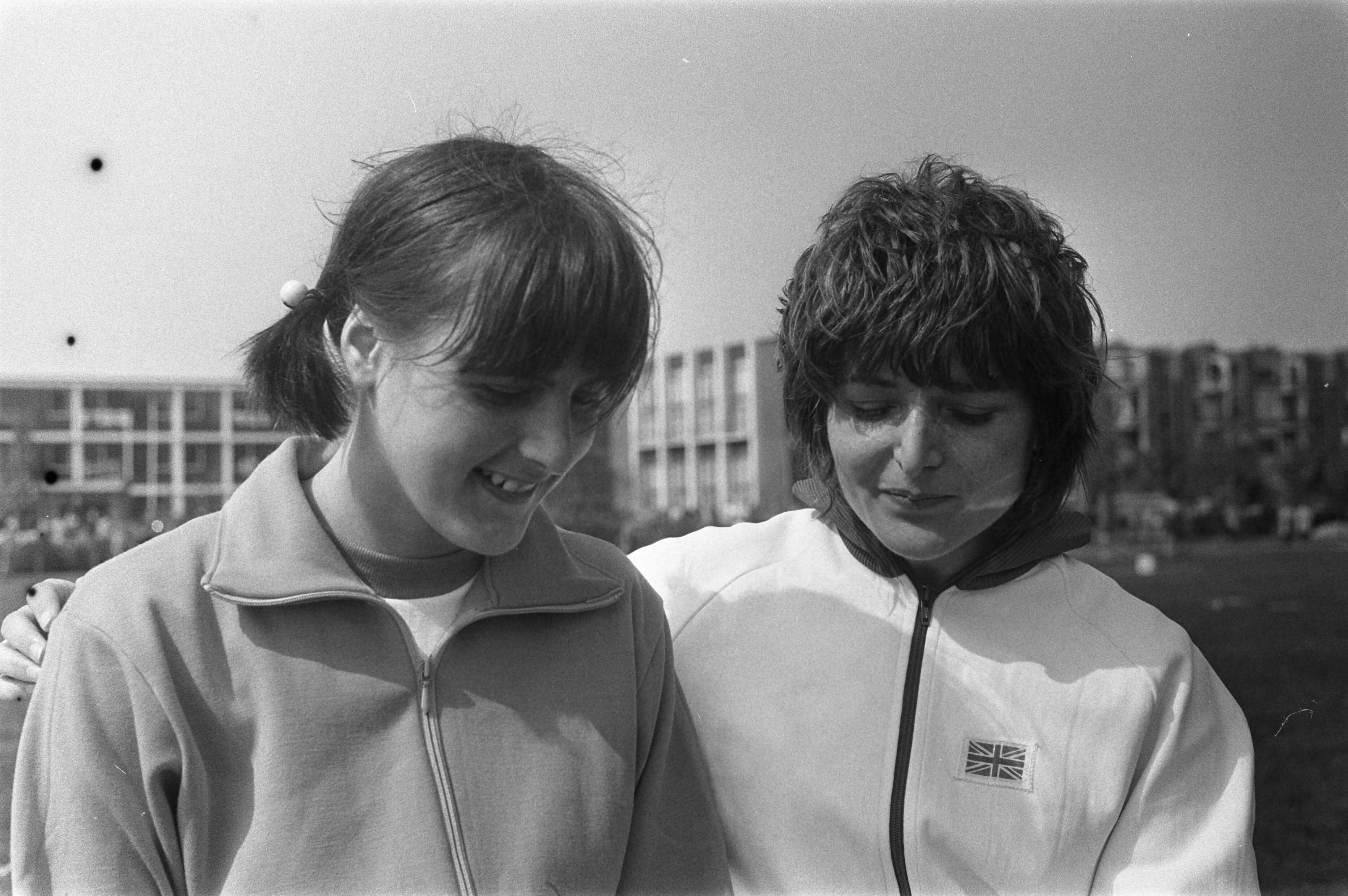 Fotocollectie Anefo — Dames atletiek Nederland tegen Engeland in Den Haag ; links Miep van Beek , rechts Sheila Cary , koppen — Foto: Koch, Eric / Anefo. Licentie: Set B: Rechtenvrij / Publiek Domein. Bron: Nationaal Archief. http://hdl.handle.net/10648/ab974e98-d0b4-102d-bcf8-003048976d84